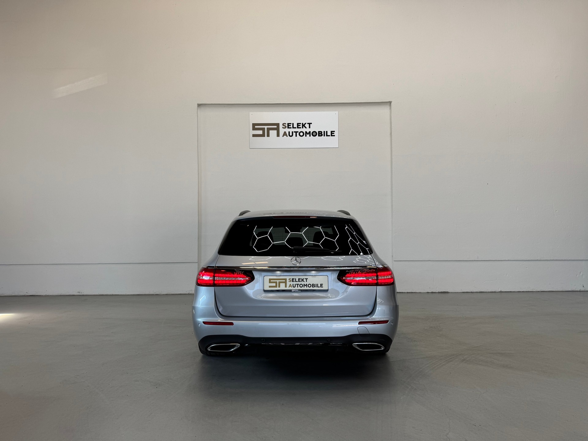 MERCEDES-BENZ E 220 d T AMG Line 9G-Tronic-image-4