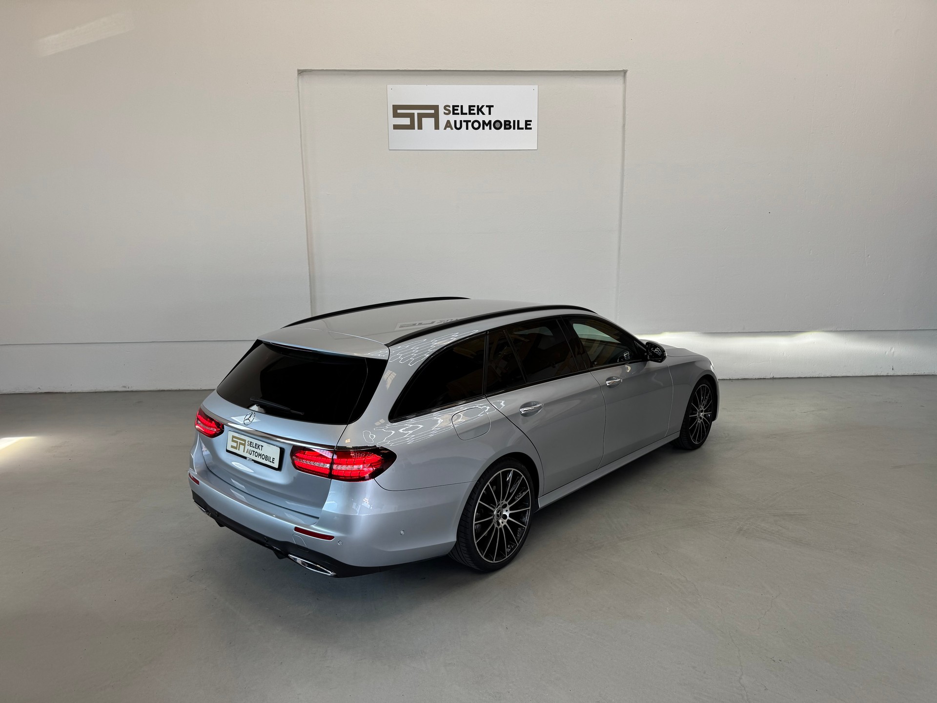MERCEDES-BENZ E 220 d T AMG Line 9G-Tronic-image-5
