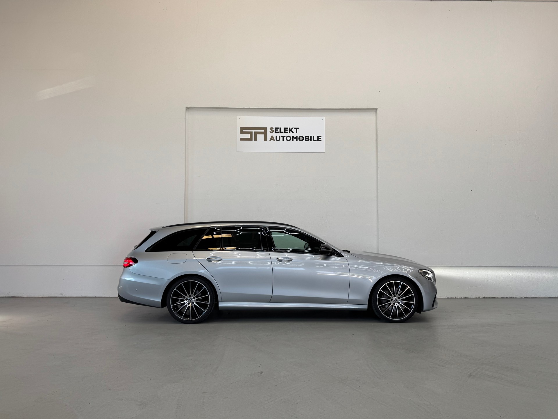 MERCEDES-BENZ E 220 d T AMG Line 9G-Tronic-image-6