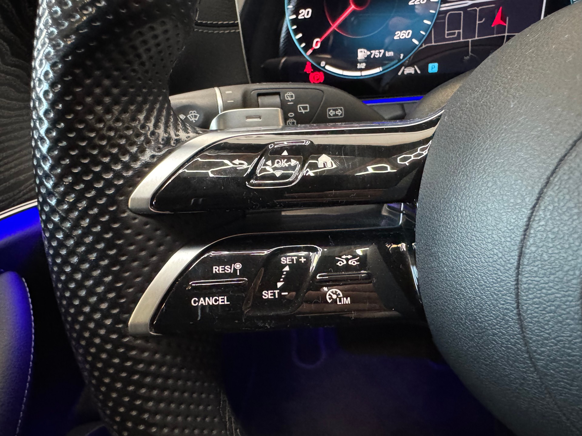 MERCEDES-BENZ E 220 d T AMG Line 9G-Tronic-image-14