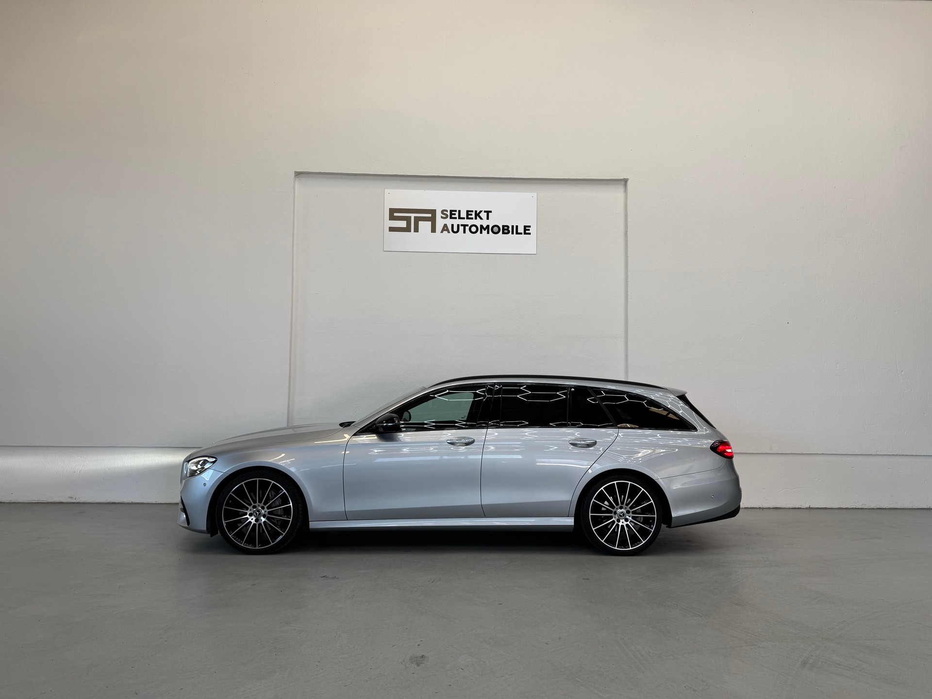 MERCEDES-BENZ E 220 d T AMG Line 9G-Tronic-image-3