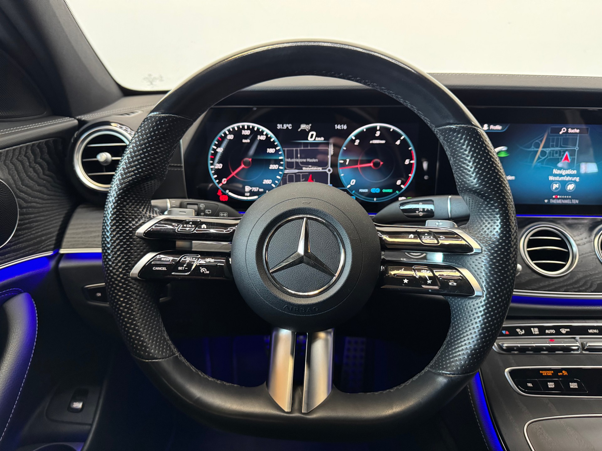 MERCEDES-BENZ E 220 d T AMG Line 9G-Tronic-image-13