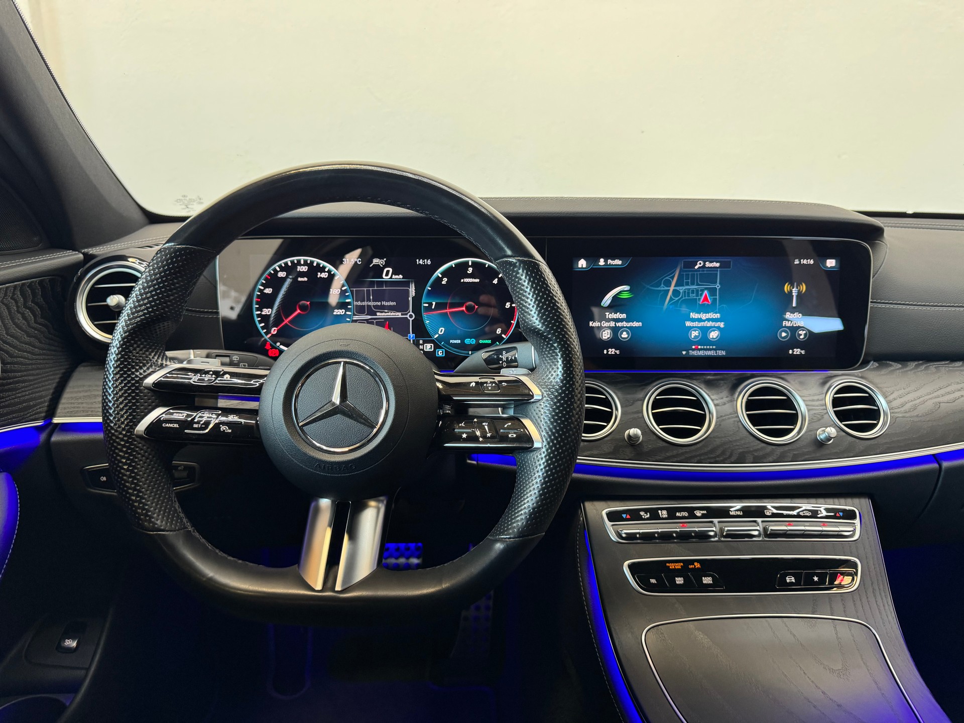 MERCEDES-BENZ E 220 d T AMG Line 9G-Tronic-image-15