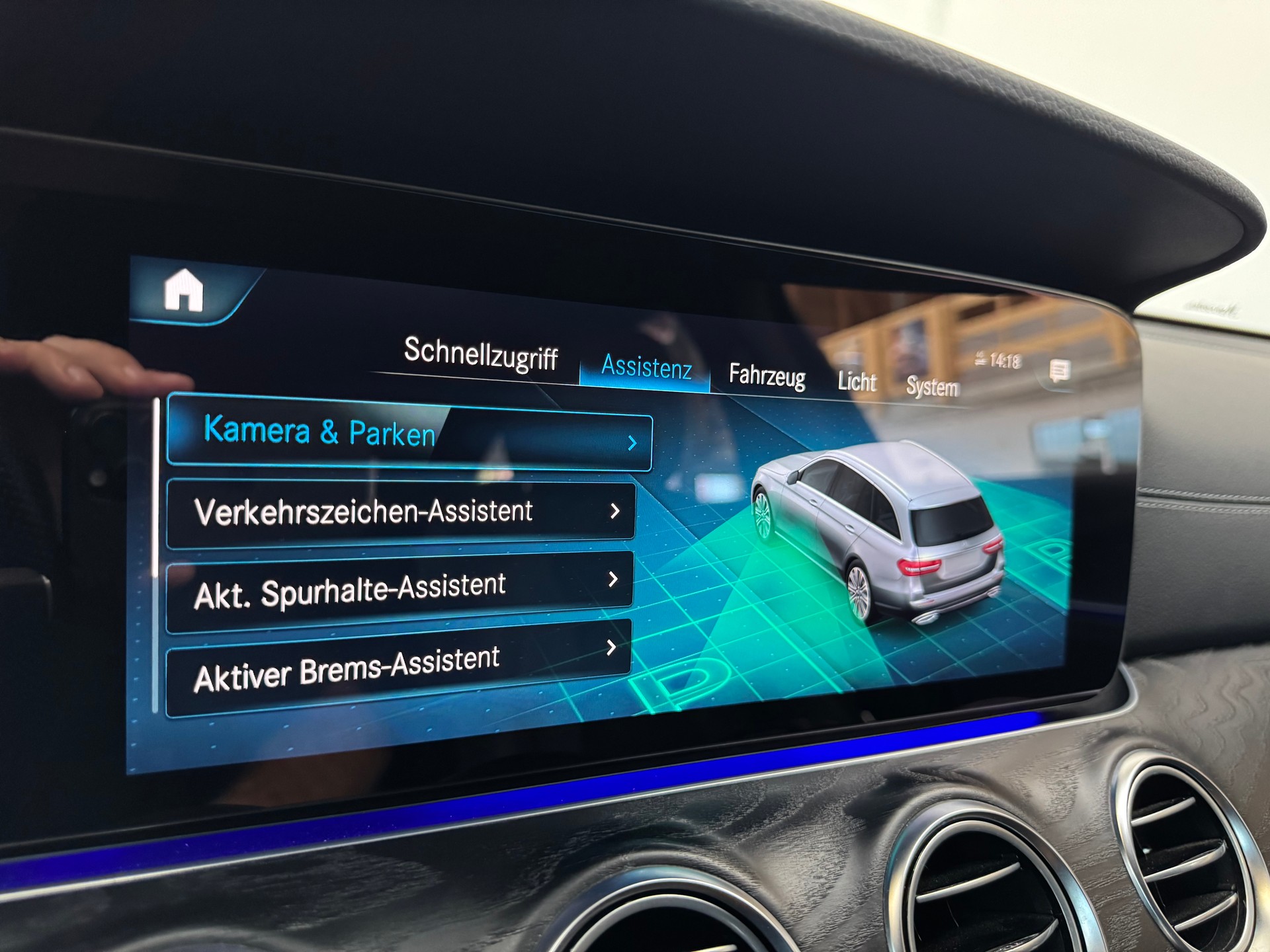 MERCEDES-BENZ E 220 d T AMG Line 9G-Tronic-image-19