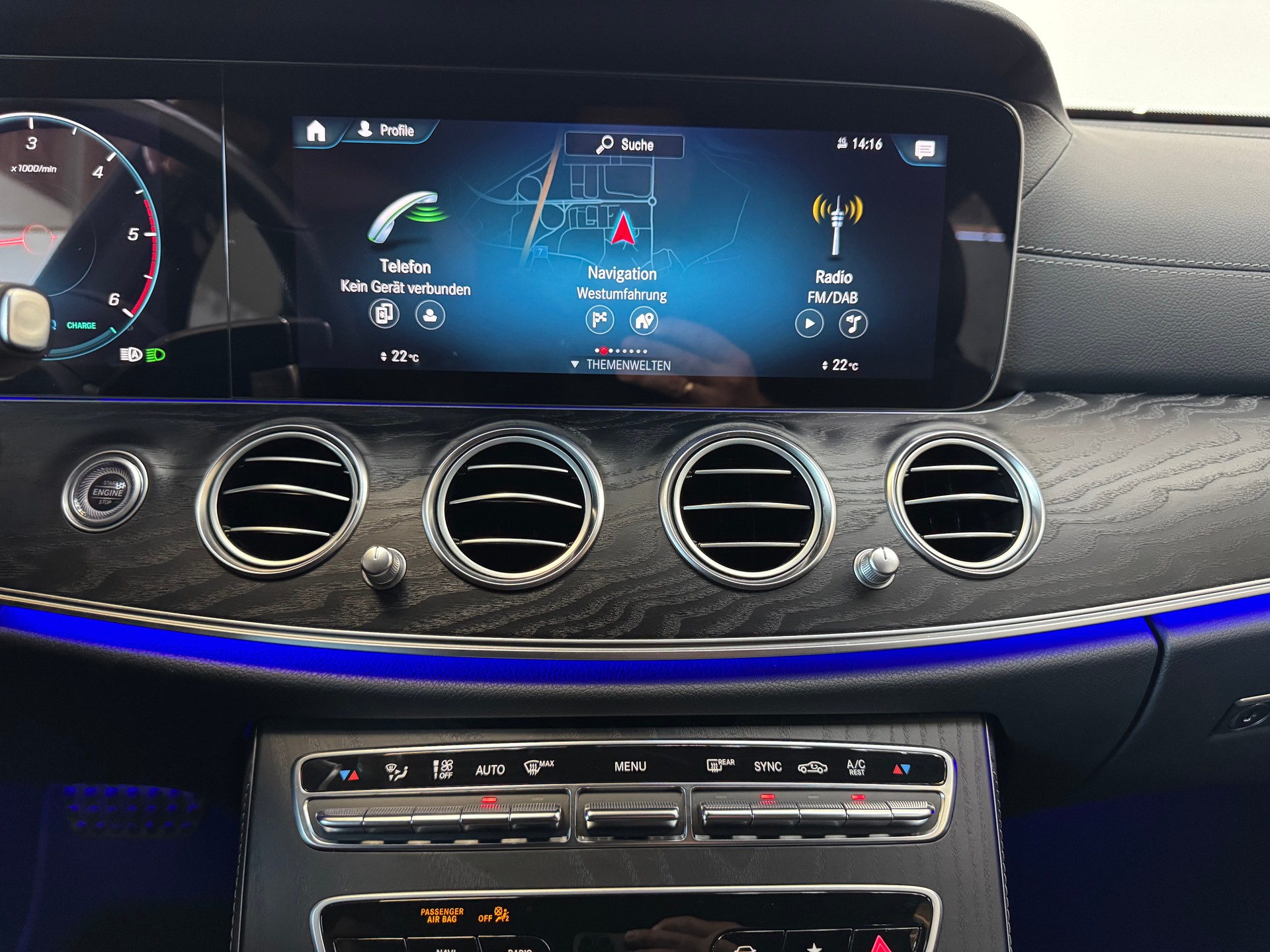MERCEDES-BENZ E 220 d T AMG Line 9G-Tronic-image-16