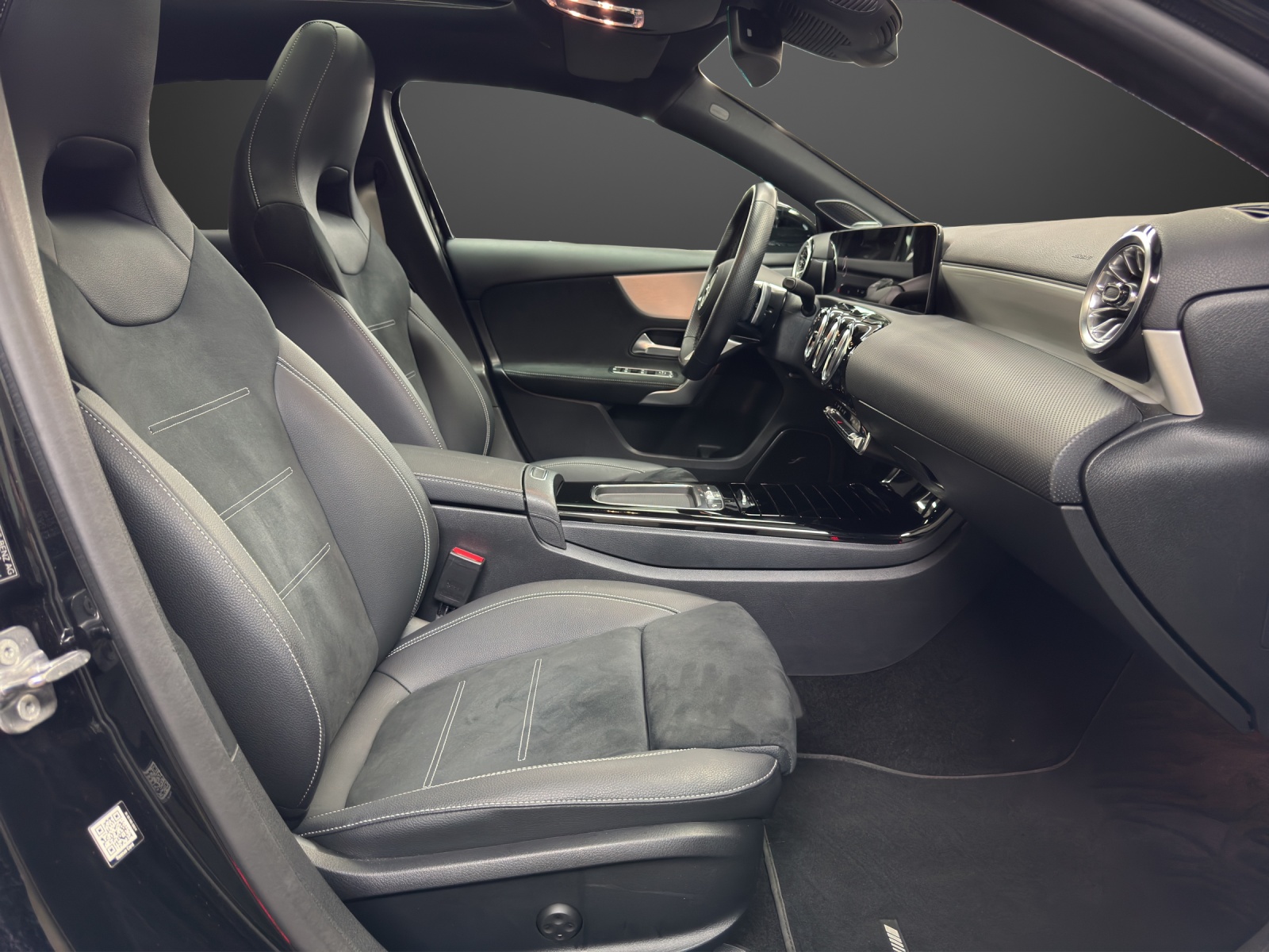 MERCEDES-BENZ A 250 4Matic 8G-DCT-image-11