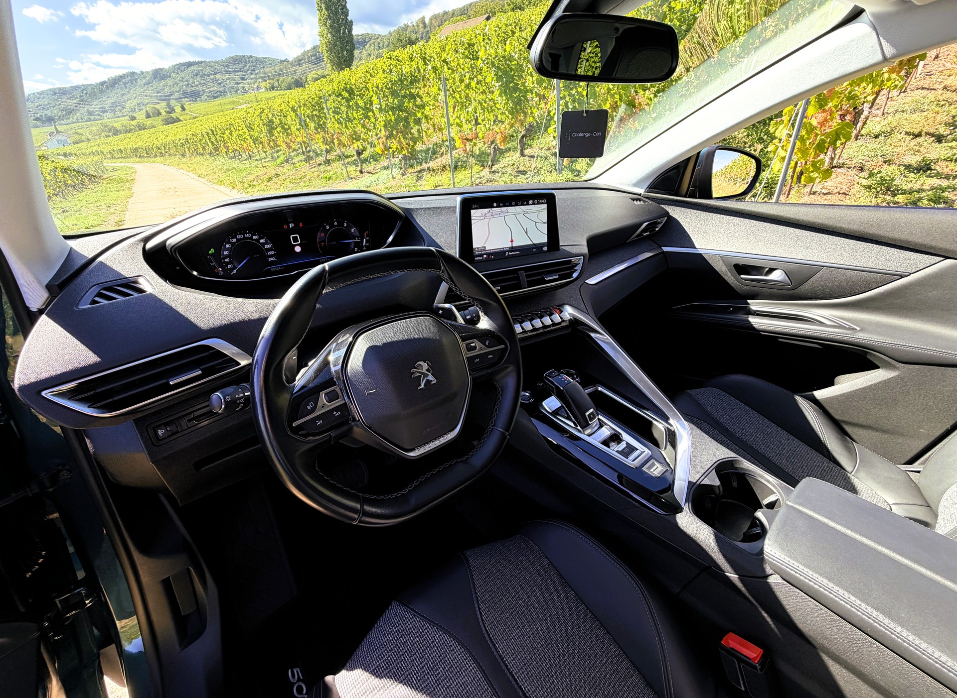 PEUGEOT 5008 1.2 Pure Tech Allure EAT8-image-17