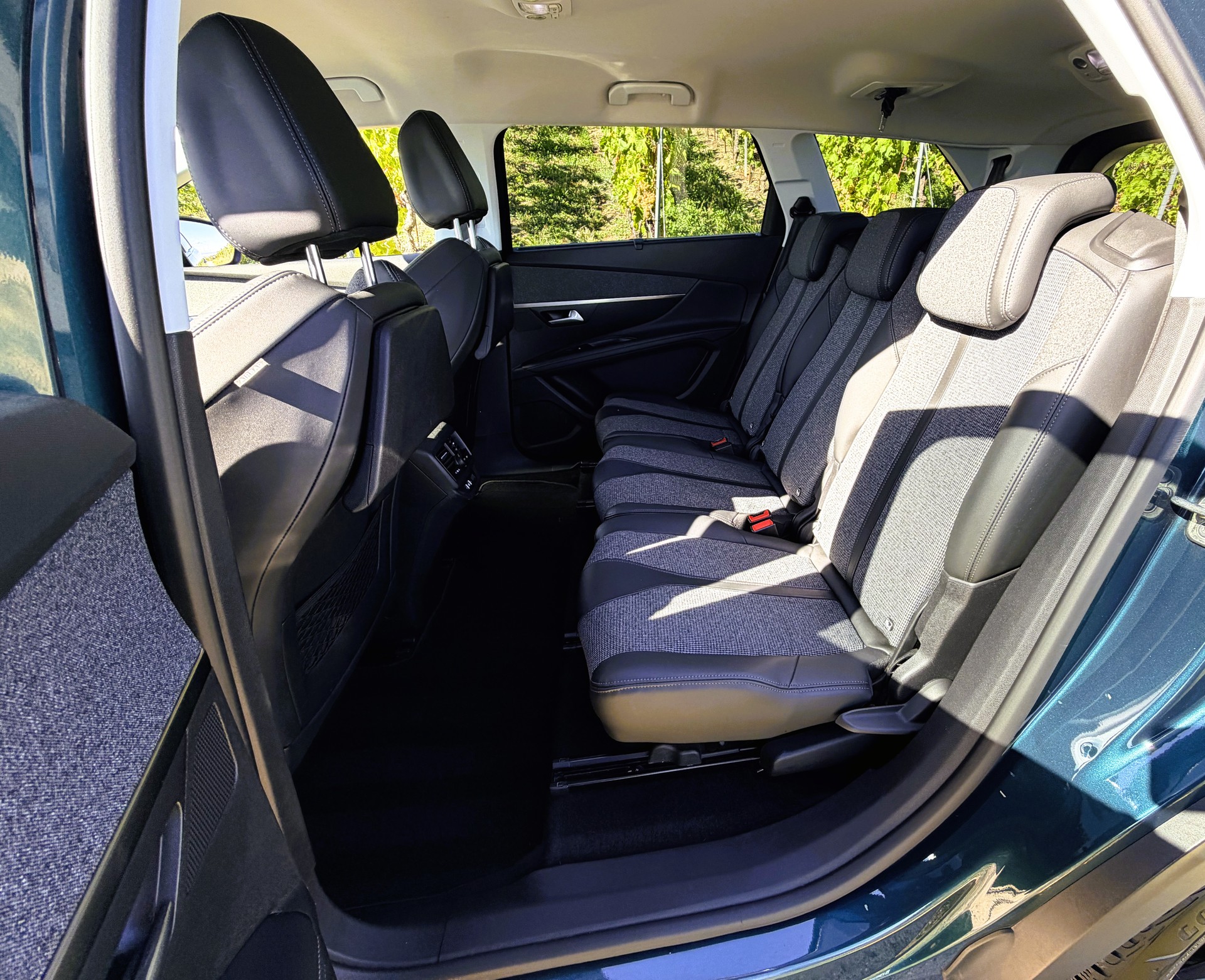 PEUGEOT 5008 1.2 Pure Tech Allure EAT8-image-13