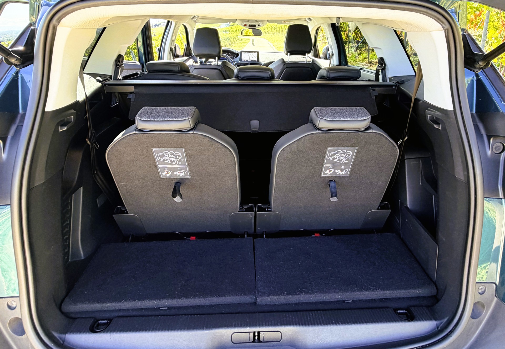 PEUGEOT 5008 1.2 Pure Tech Allure EAT8-image-15