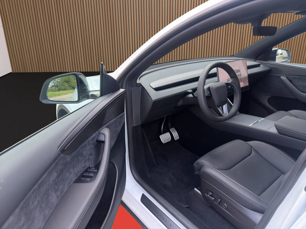 TESLA Model Y Performance AWD-image-10