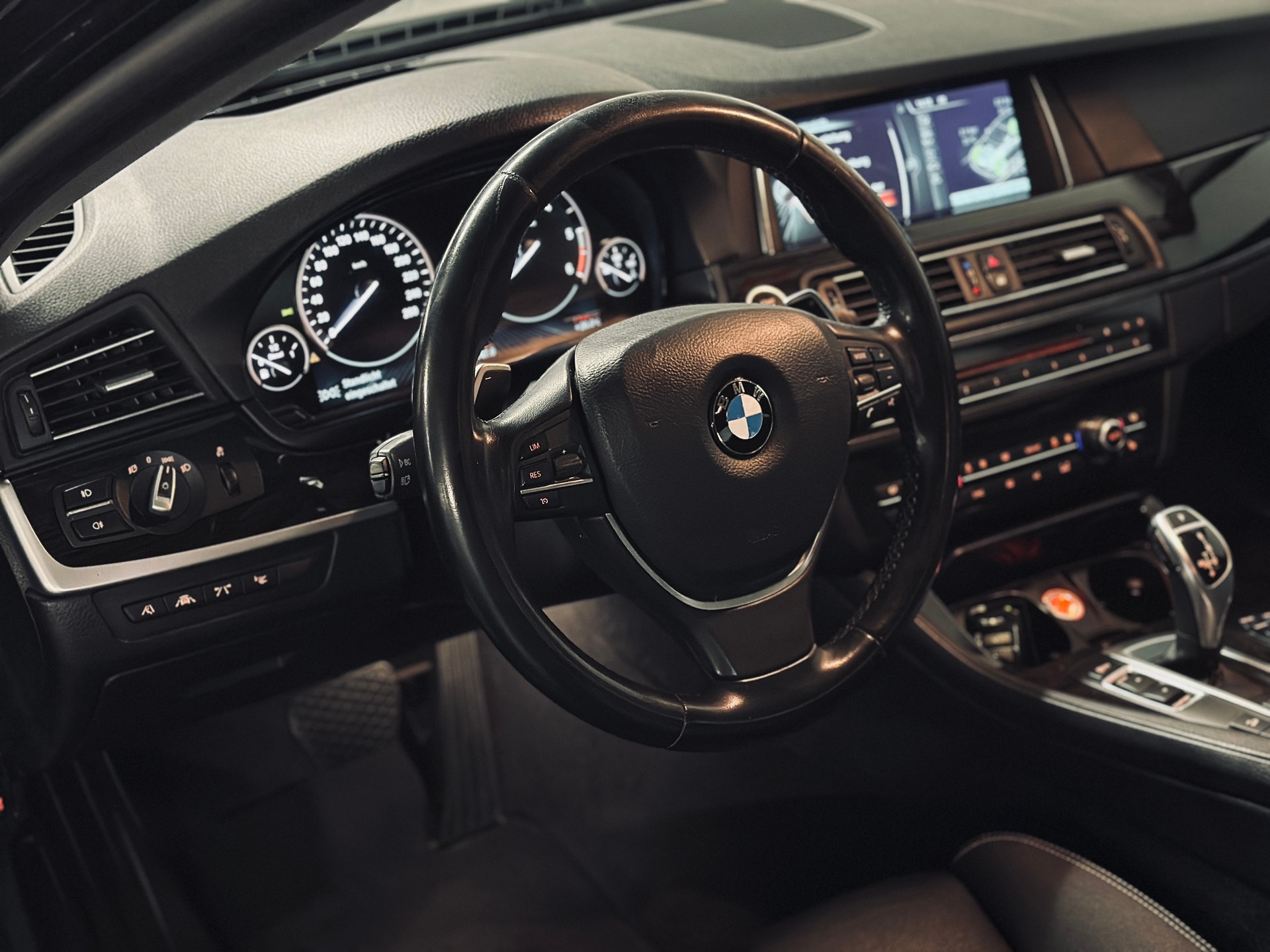 BMW 530d xDrive SAG Luxury Line-image-8