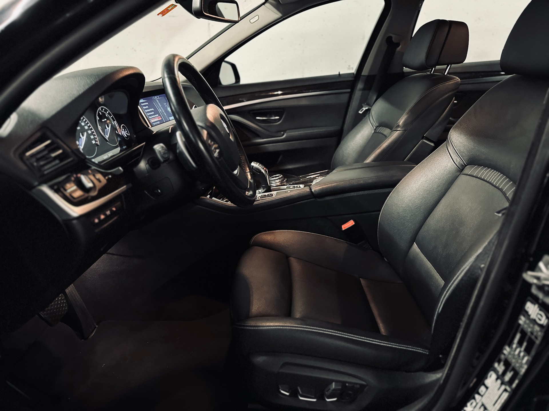 BMW 530d xDrive SAG Luxury Line-image-6