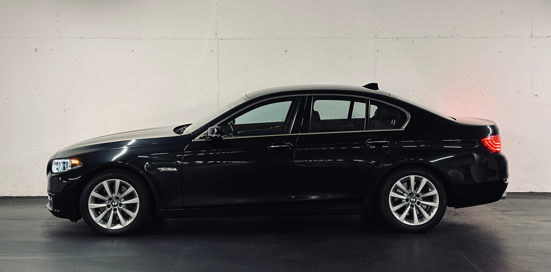 BMW 530d xDrive SAG Luxury Line-image-4