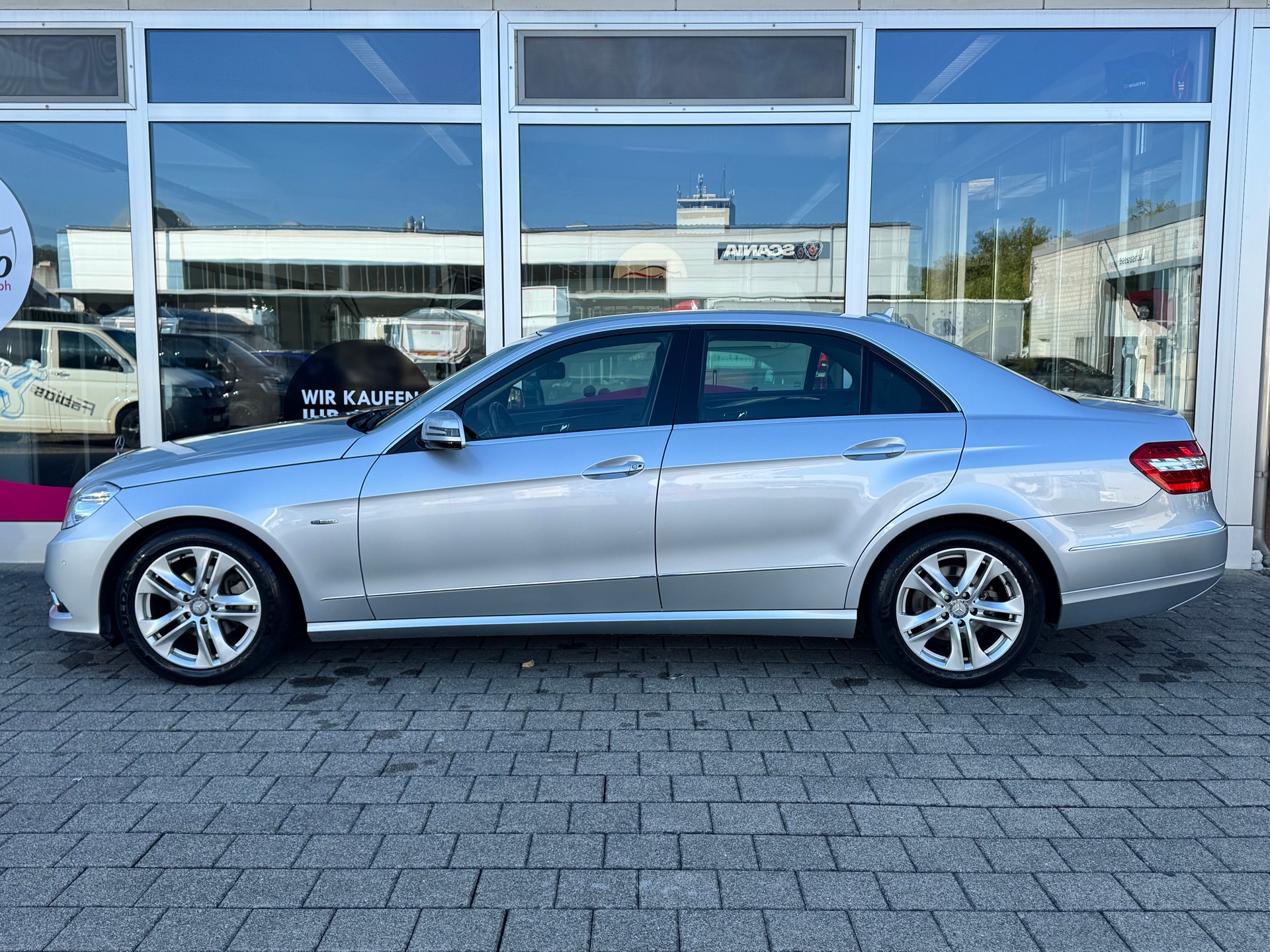 MERCEDES-BENZ E 220 CDI BlueEfficiency Avantgarde+Automat+Navigation+Bluetooth+Parksensoren+Klimaautomatik+18"Alu+ab MFK / Service 03.2026-image-4
