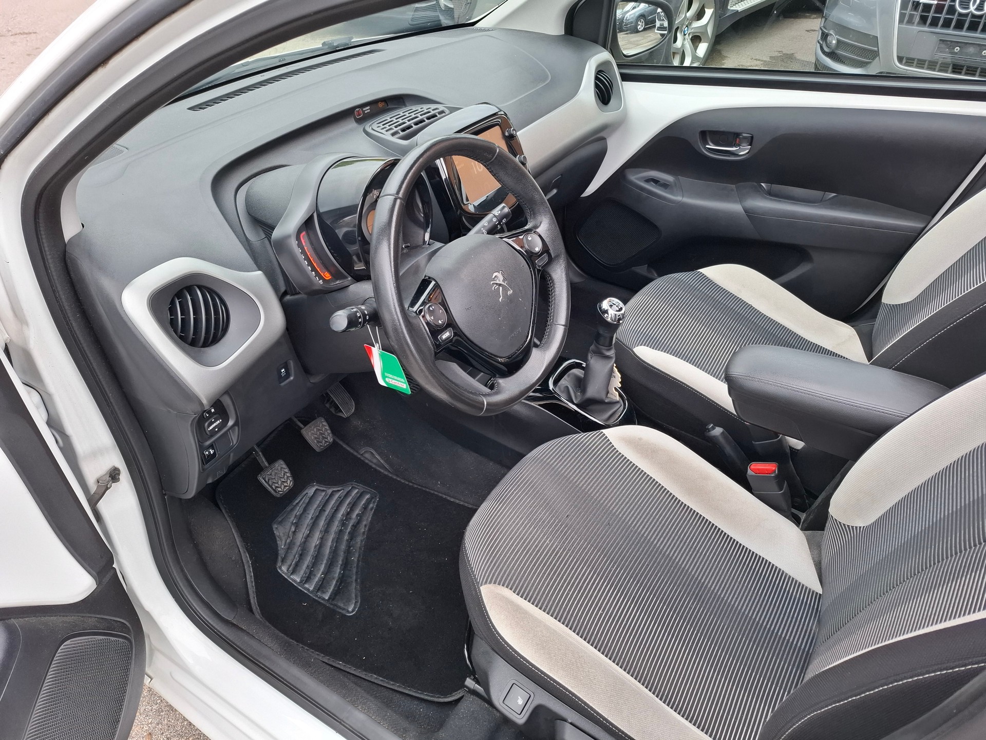 PEUGEOT 108 1.2 VTi Allure Top-image-7