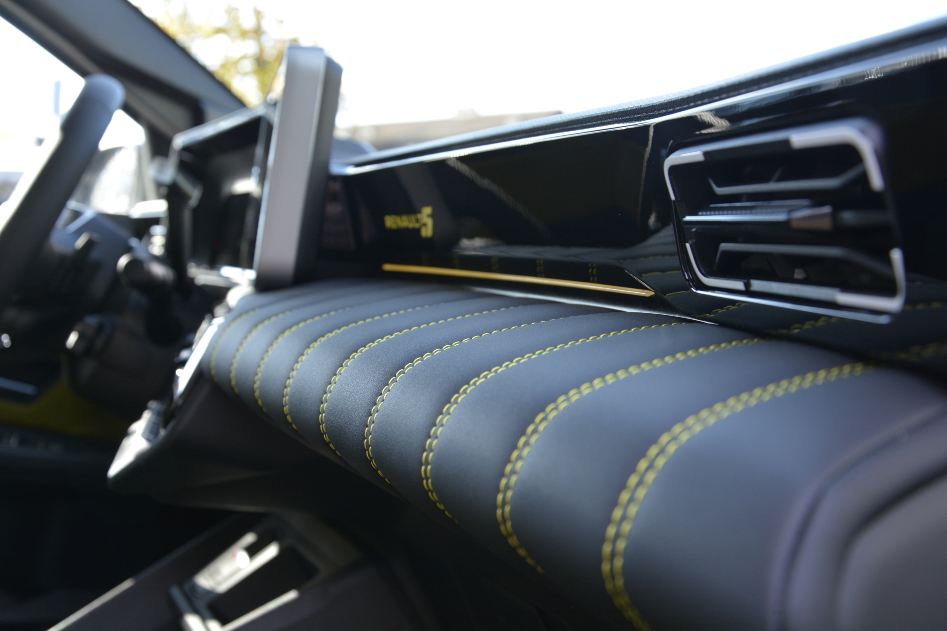 RENAULT R5 E-TECH ELECTRIC iconic five 150PS Comfort Range-image-9