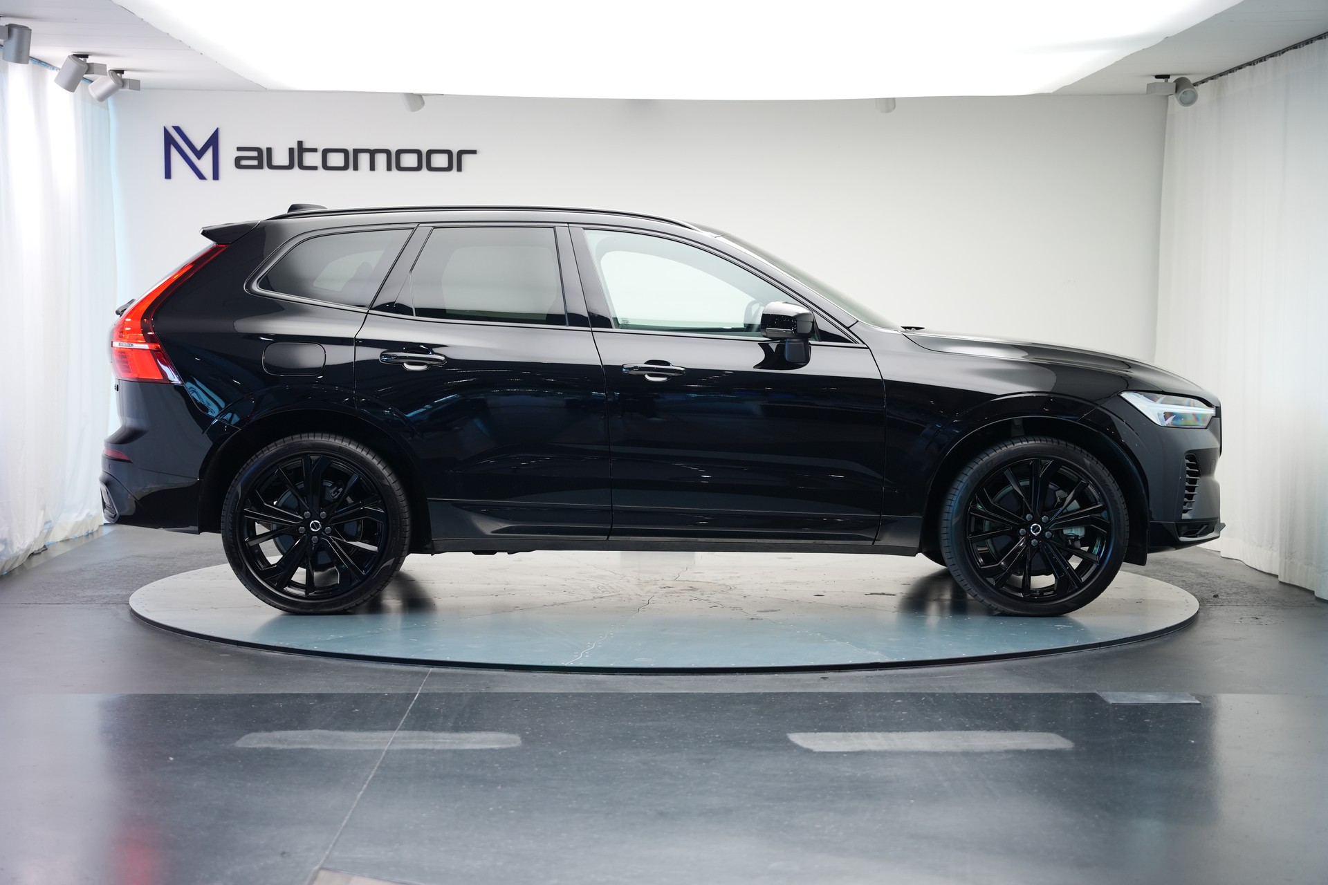 VOLVO XC60 T8 eAWD PluginHybrid Black Edition Geartronic *Panorama* *Standheizung*-image-3