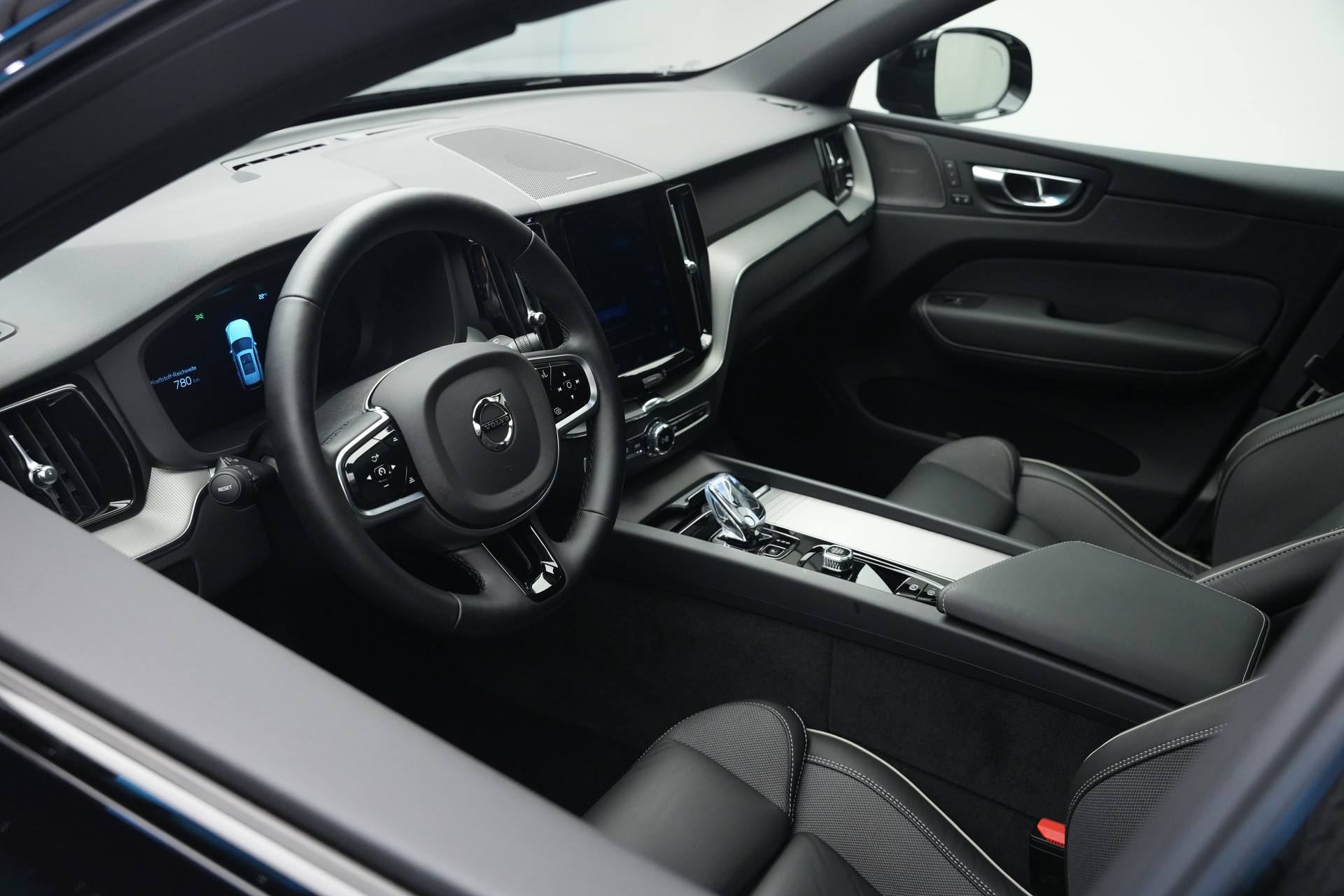 VOLVO XC60 T8 eAWD PluginHybrid Black Edition Geartronic *Panorama* *Standheizung*-image-39