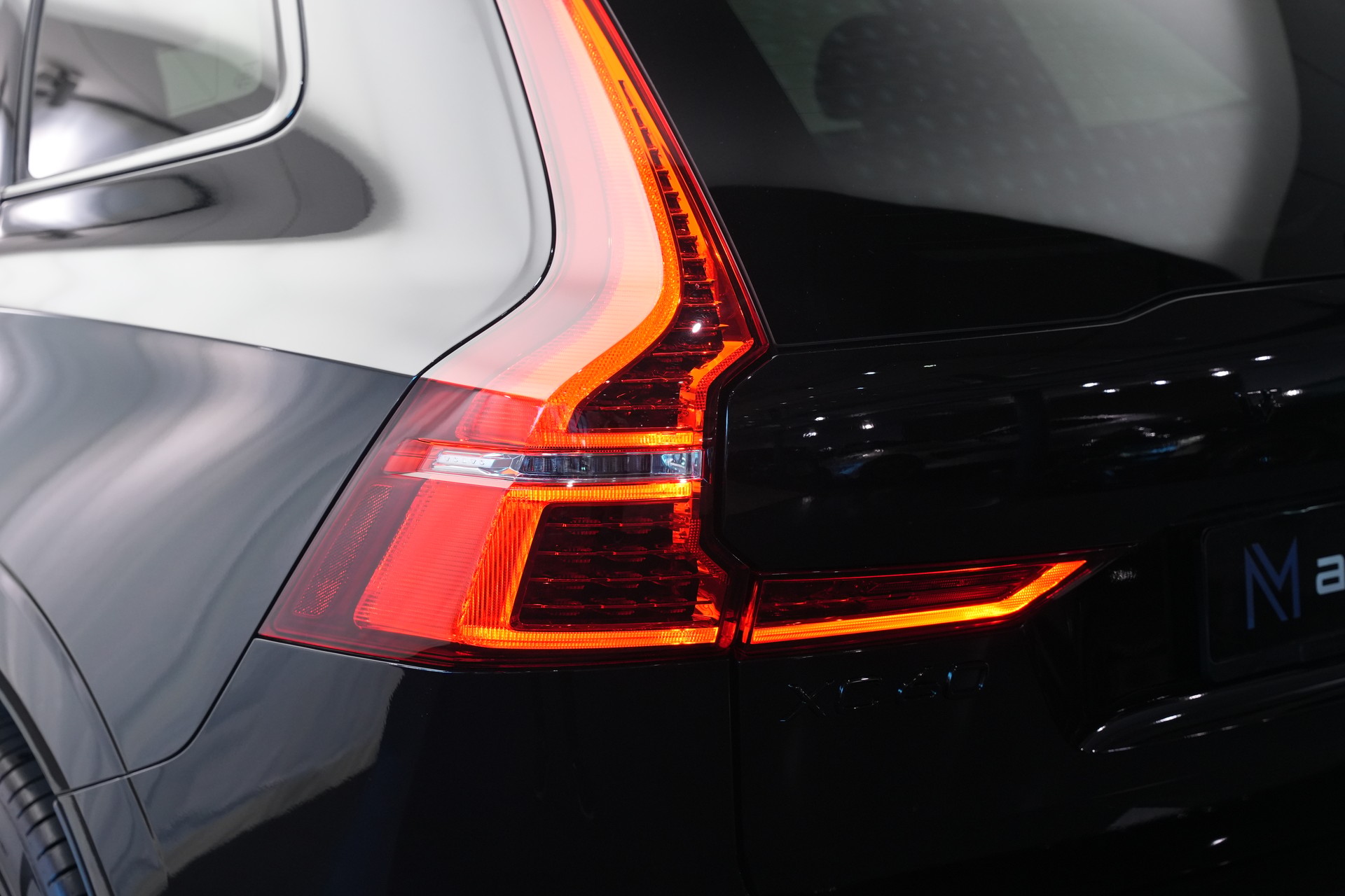 VOLVO XC60 T8 eAWD PluginHybrid Black Edition Geartronic *Panorama* *Standheizung*-image-45