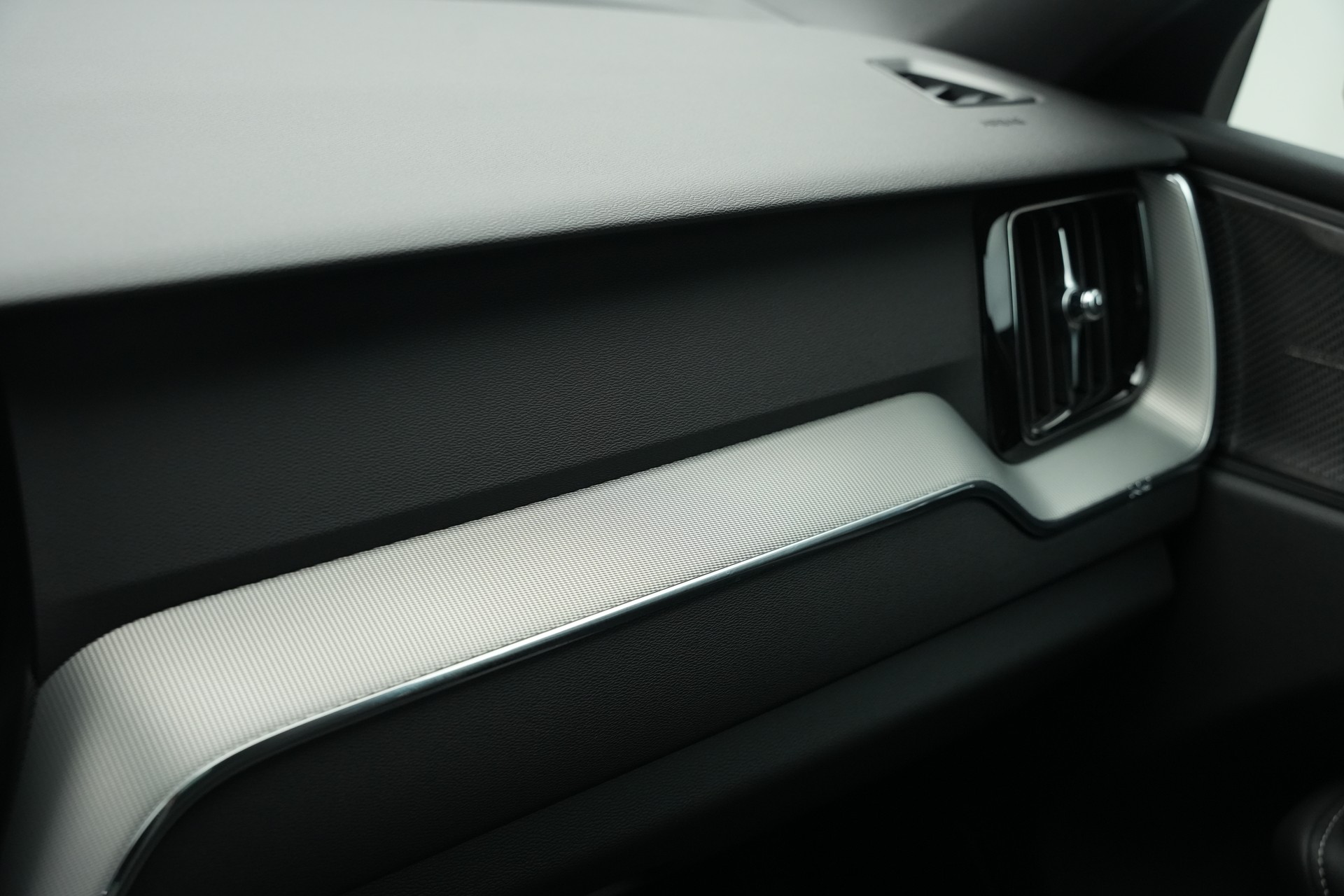 VOLVO XC60 T8 eAWD PluginHybrid Black Edition Geartronic *Panorama* *Standheizung*-image-28