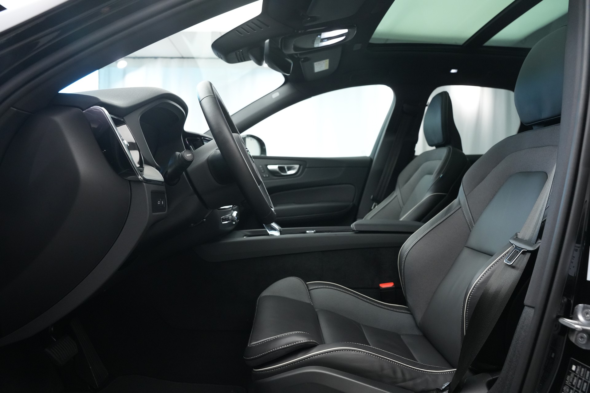 VOLVO XC60 T8 eAWD PluginHybrid Black Edition Geartronic *Panorama* *Standheizung*-image-12