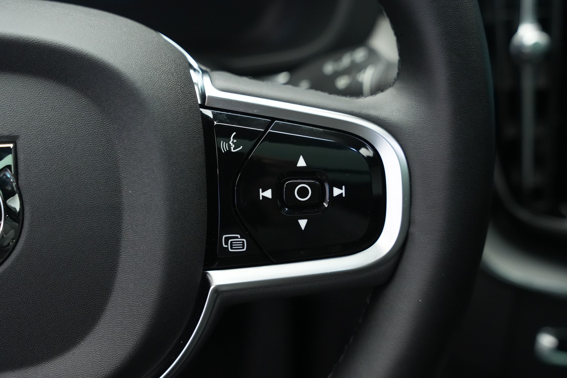 VOLVO XC60 T8 eAWD PluginHybrid Black Edition Geartronic *Panorama* *Standheizung*-image-25