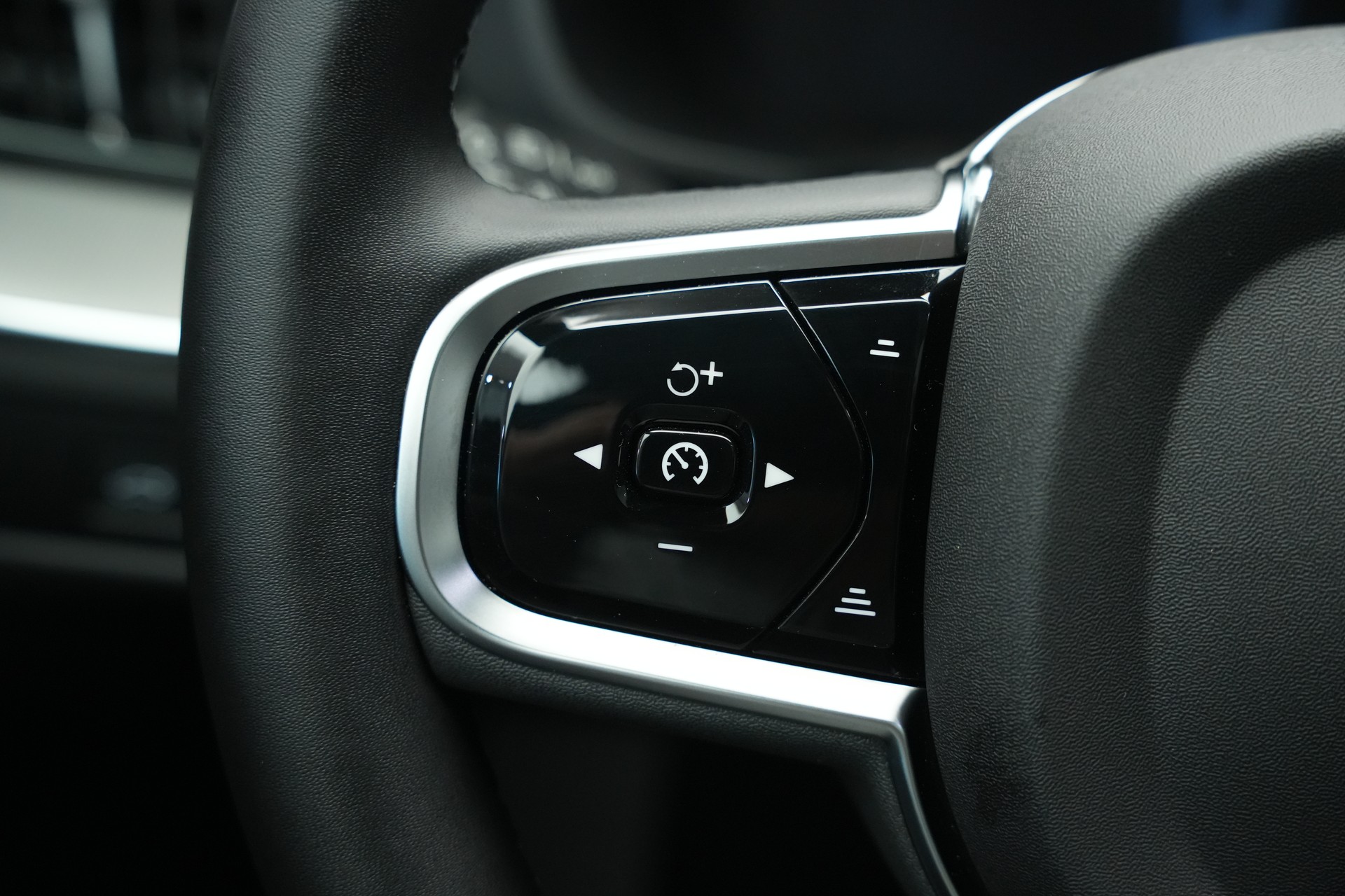 VOLVO XC60 T8 eAWD PluginHybrid Black Edition Geartronic *Panorama* *Standheizung*-image-26