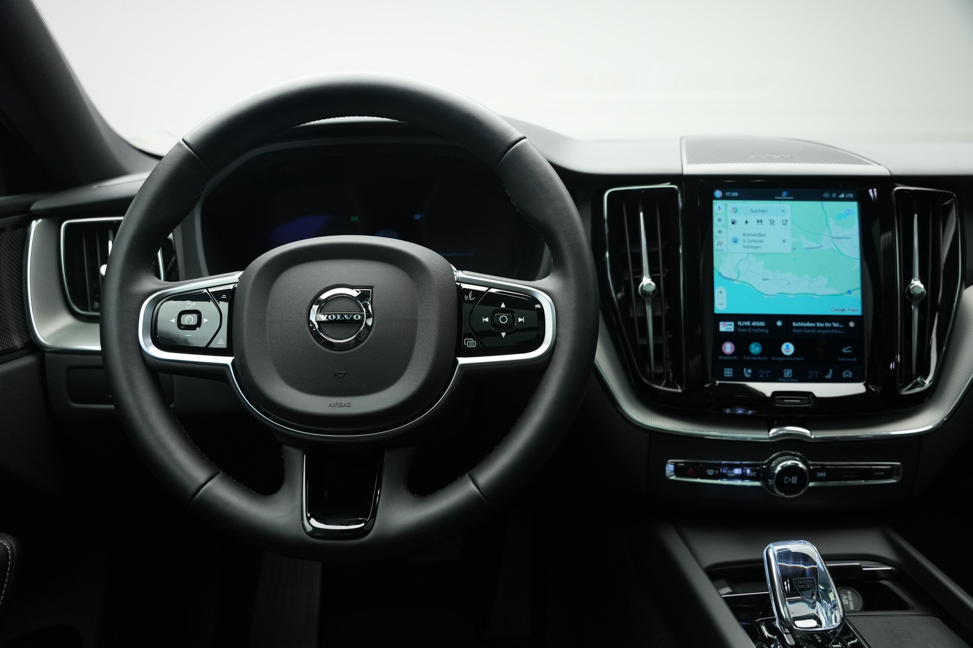 VOLVO XC60 T8 eAWD PluginHybrid Black Edition Geartronic *Panorama* *Standheizung*-image-17