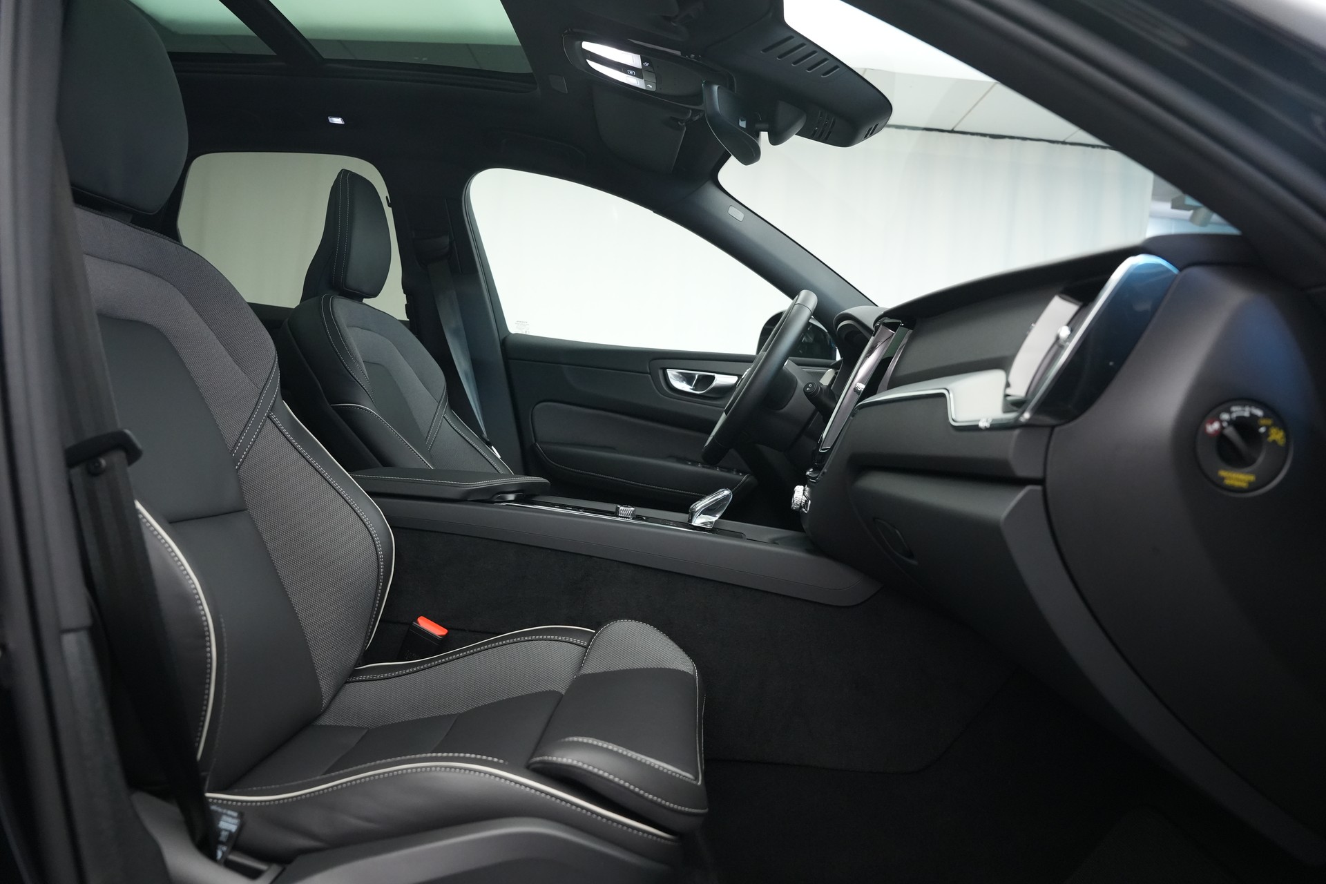 VOLVO XC60 T8 eAWD PluginHybrid Black Edition Geartronic *Panorama* *Standheizung*-image-14