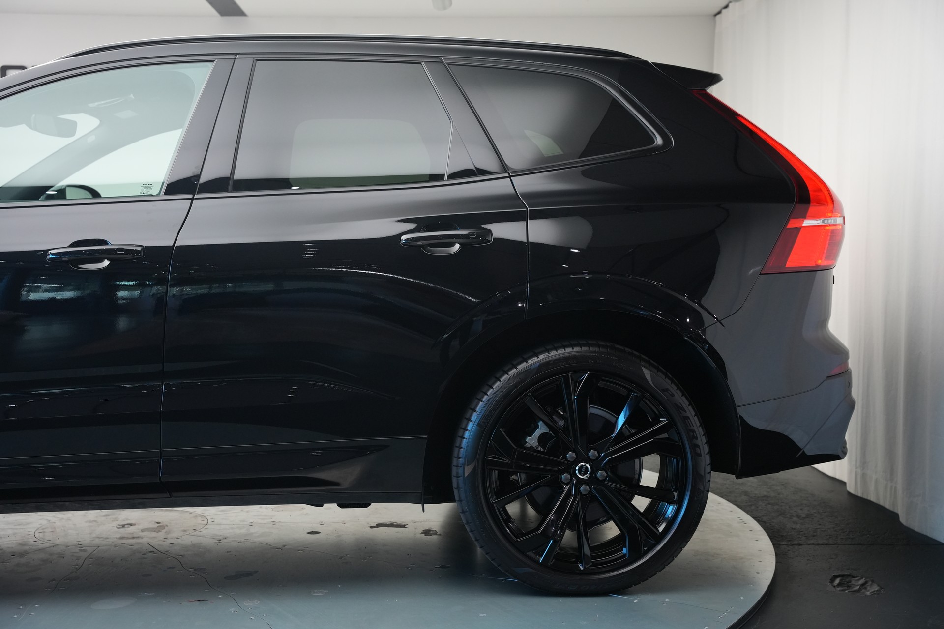 VOLVO XC60 T8 eAWD PluginHybrid Black Edition Geartronic *Panorama* *Standheizung*-image-46