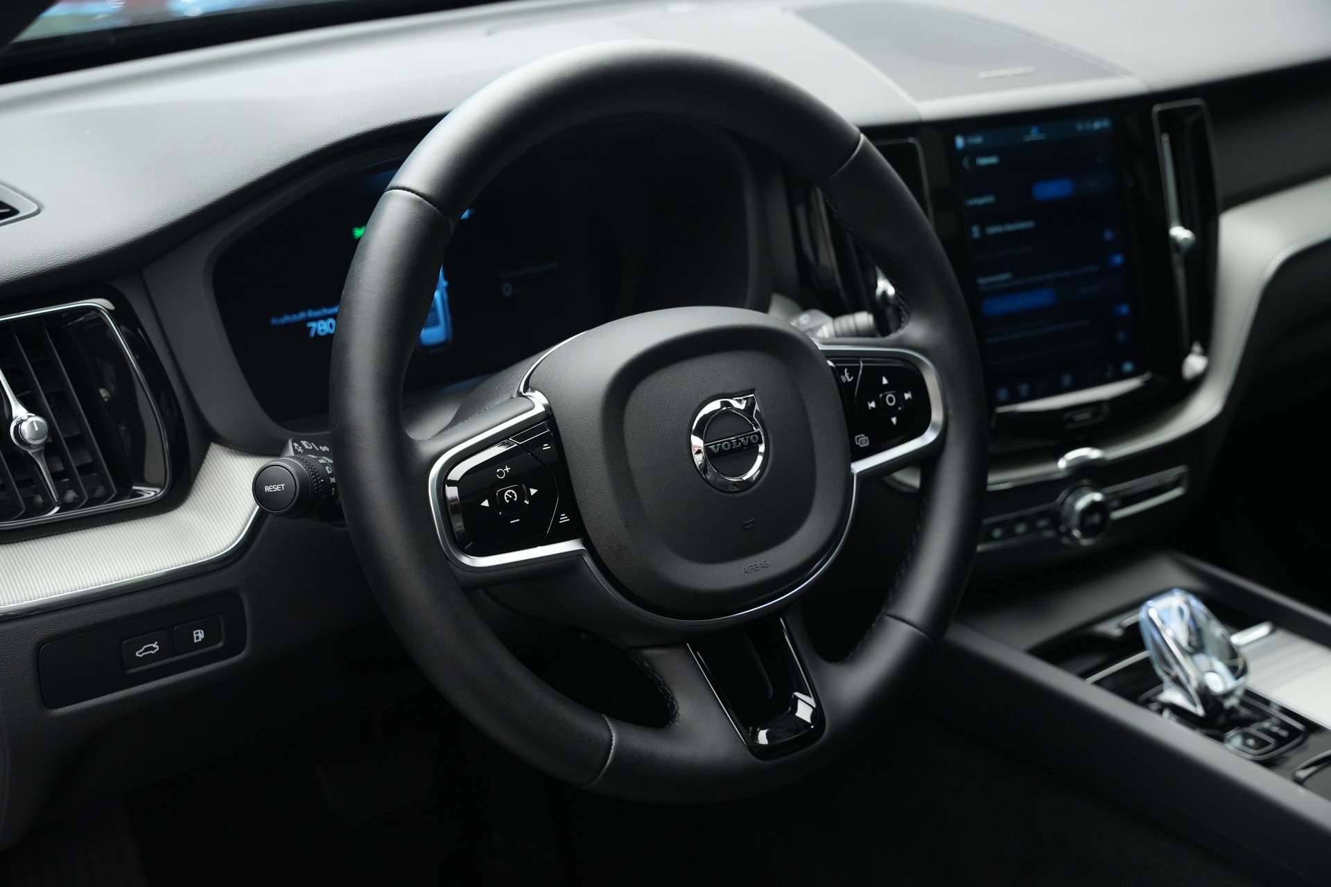 VOLVO XC60 T8 eAWD PluginHybrid Black Edition Geartronic *Panorama* *Standheizung*-image-38