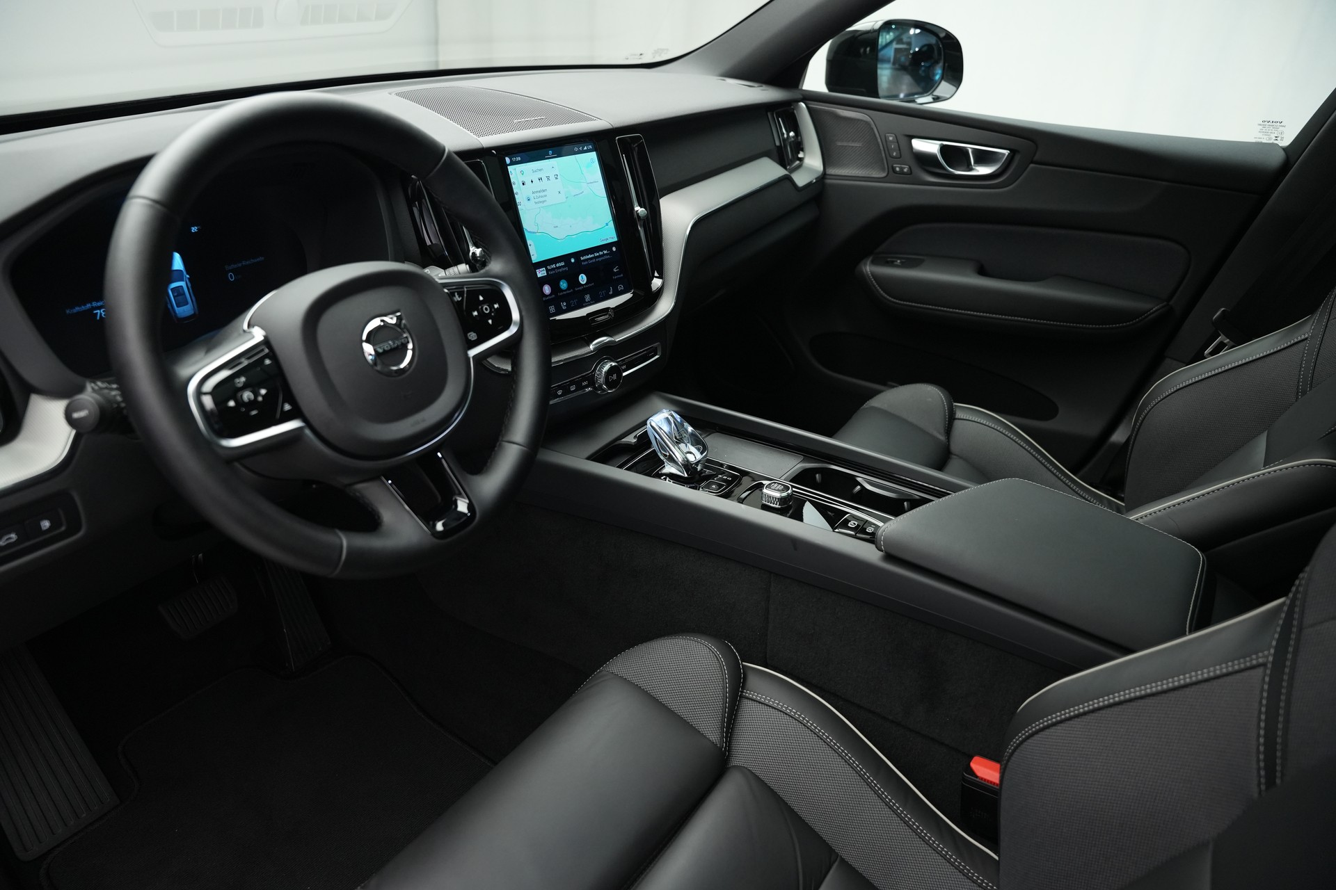 VOLVO XC60 T8 eAWD PluginHybrid Black Edition Geartronic *Panorama* *Standheizung*-image-10