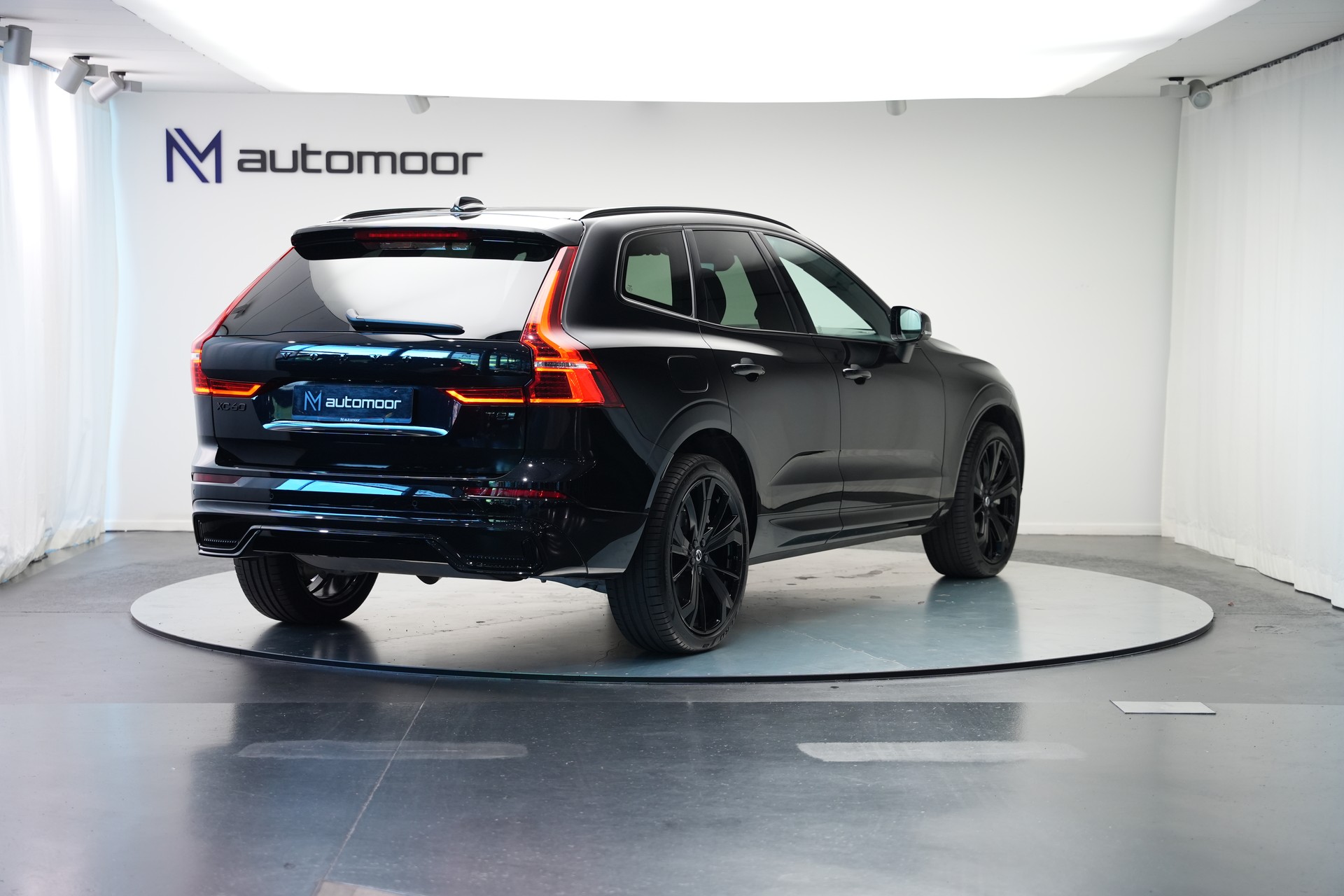 VOLVO XC60 T8 eAWD PluginHybrid Black Edition Geartronic *Panorama* *Standheizung*-image-4