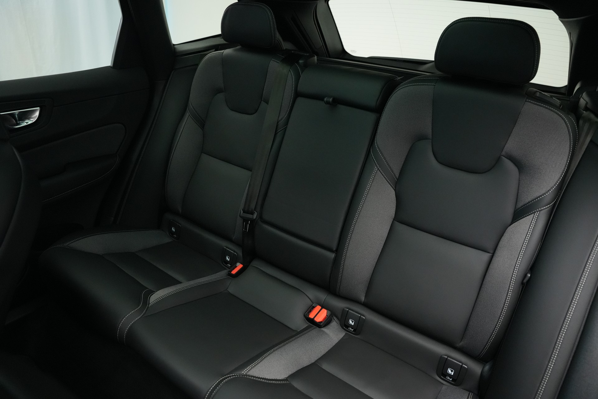 VOLVO XC60 T8 eAWD PluginHybrid Black Edition Geartronic *Panorama* *Standheizung*-image-16