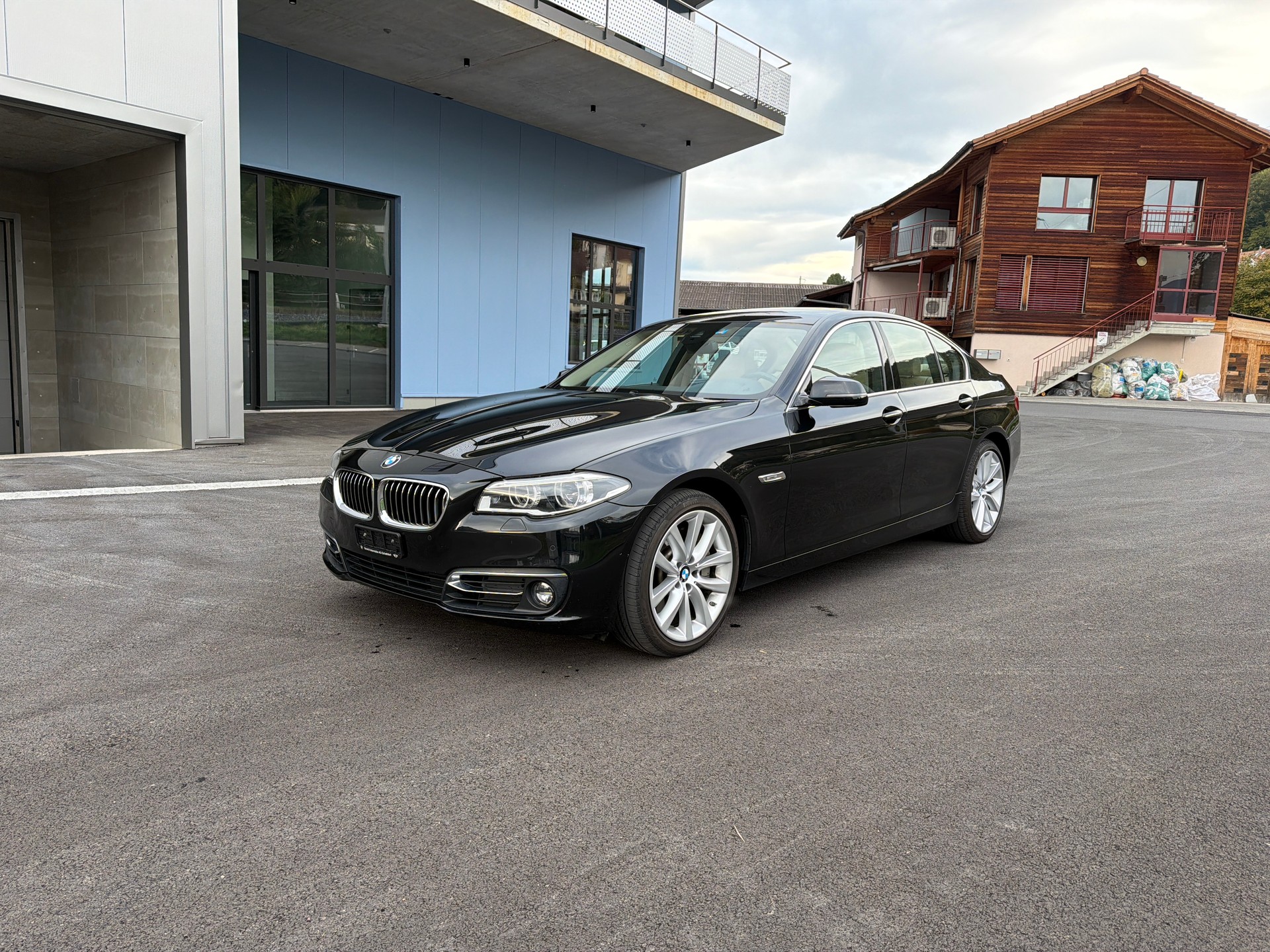 BMW 550i xDrive Luxury Line Steptronic Sport-image-0
