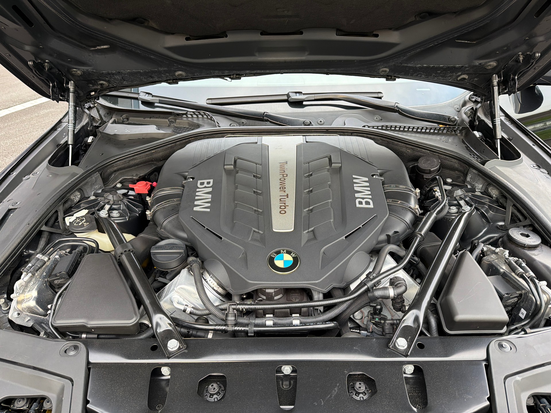 BMW 550i xDrive Luxury Line Steptronic Sport-image-11