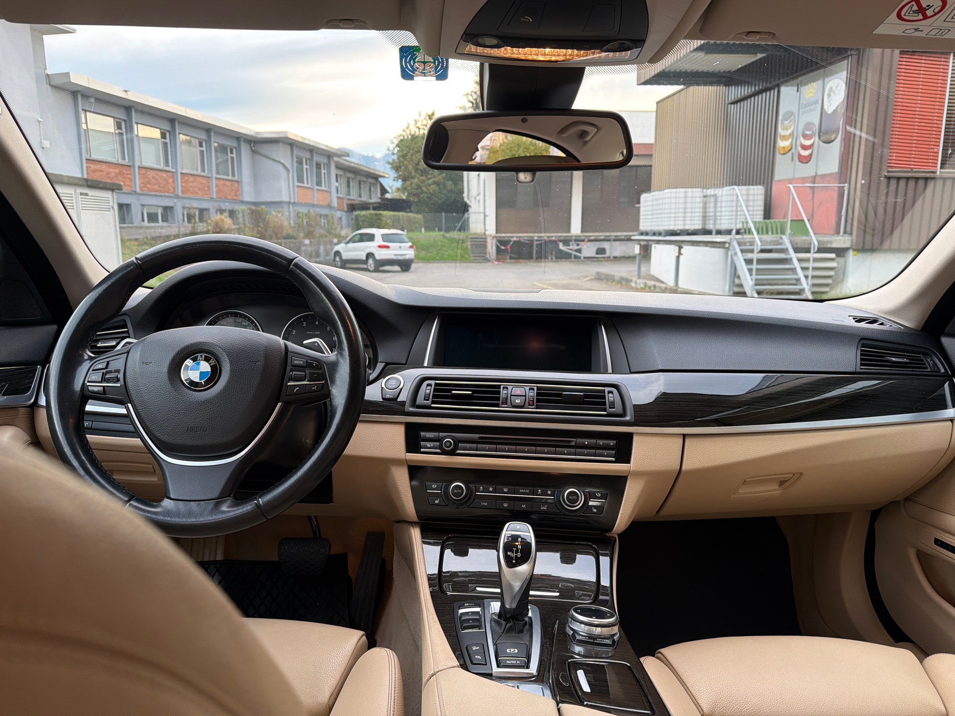 BMW 550i xDrive Luxury Line Steptronic Sport-image-9