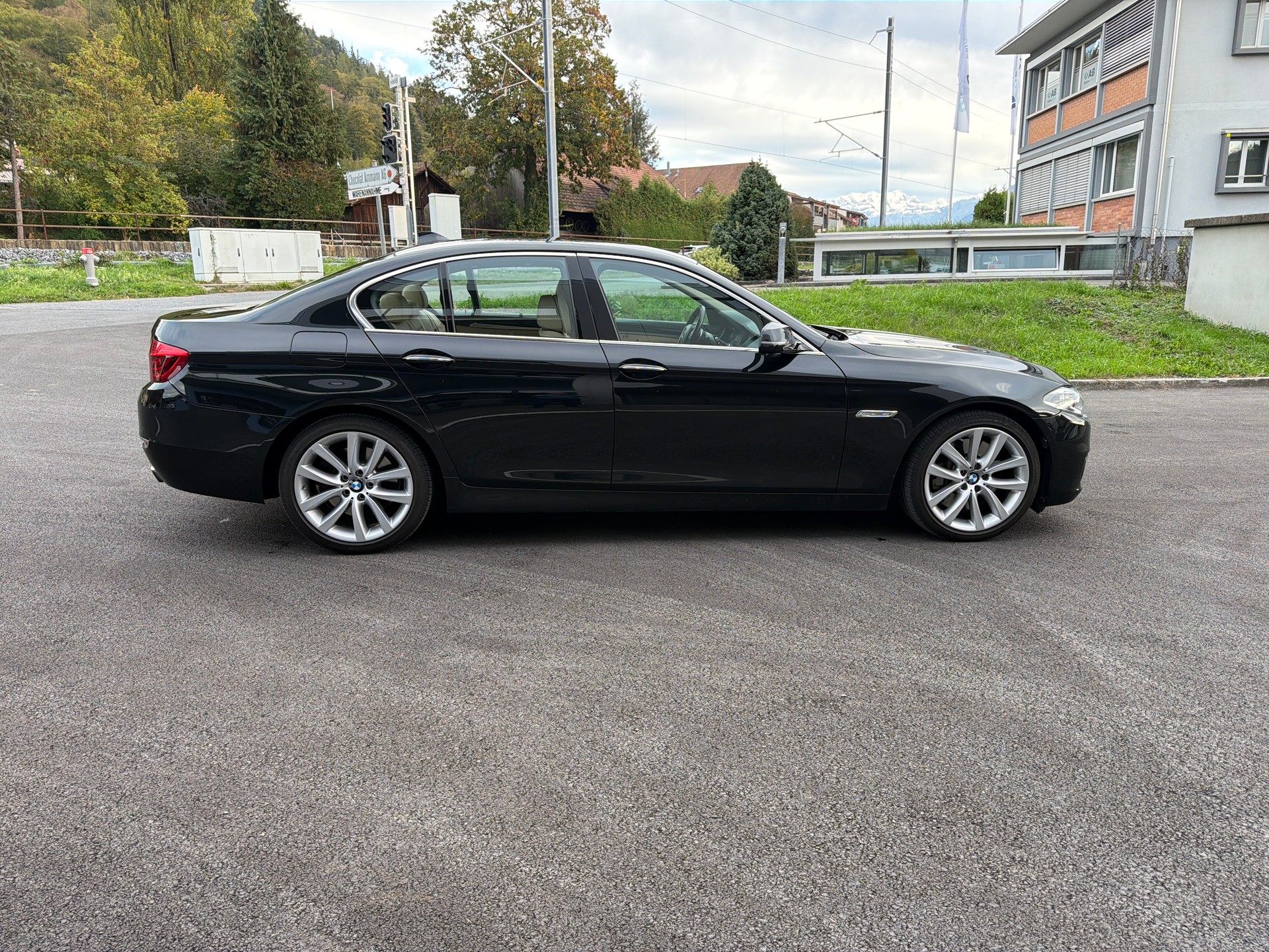 BMW 550i xDrive Luxury Line Steptronic Sport-image-5