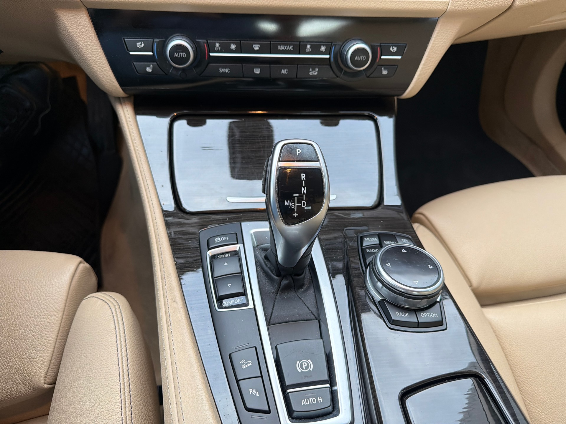 BMW 550i xDrive Luxury Line Steptronic Sport-image-12
