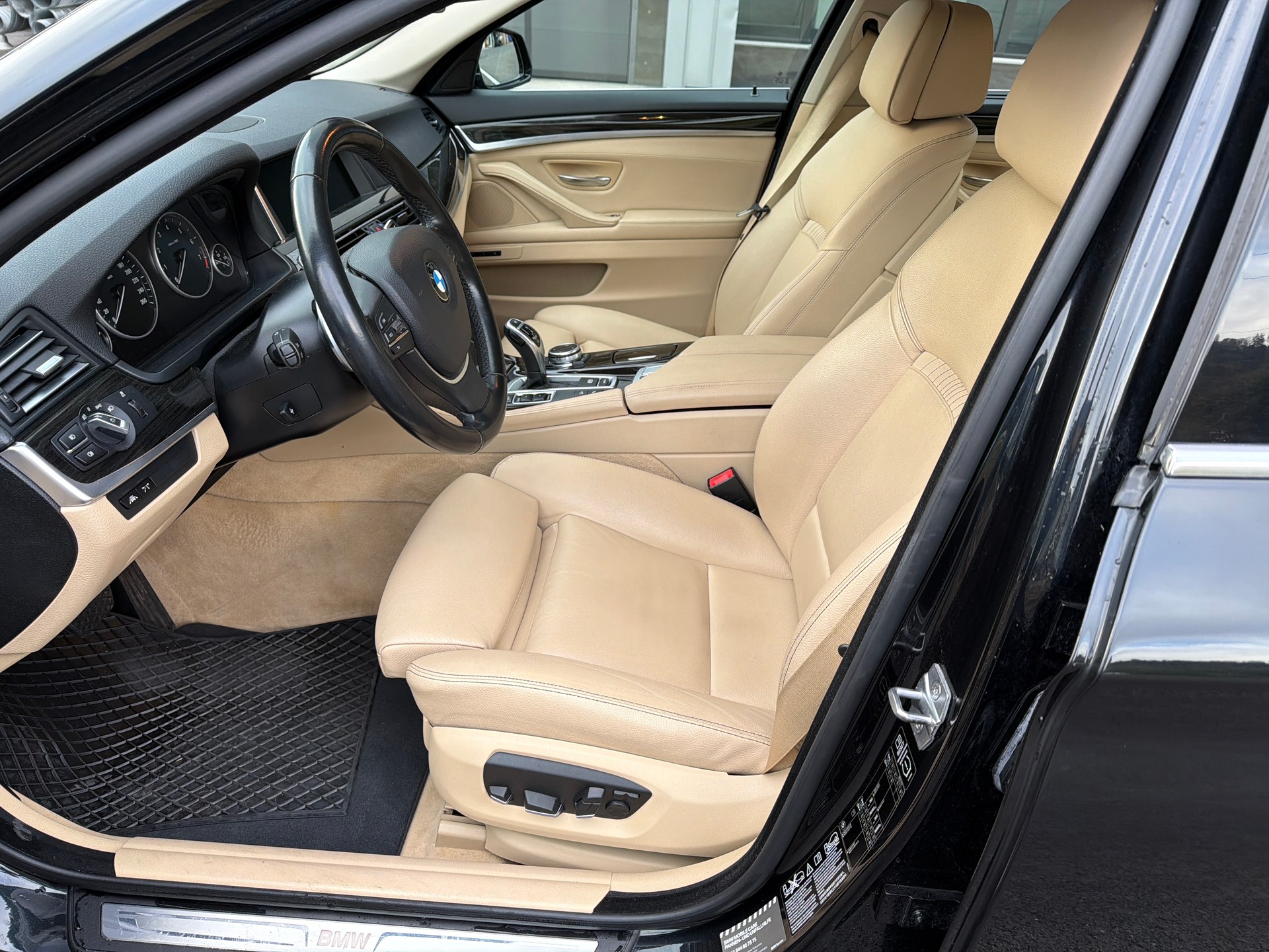 BMW 550i xDrive Luxury Line Steptronic Sport-image-10