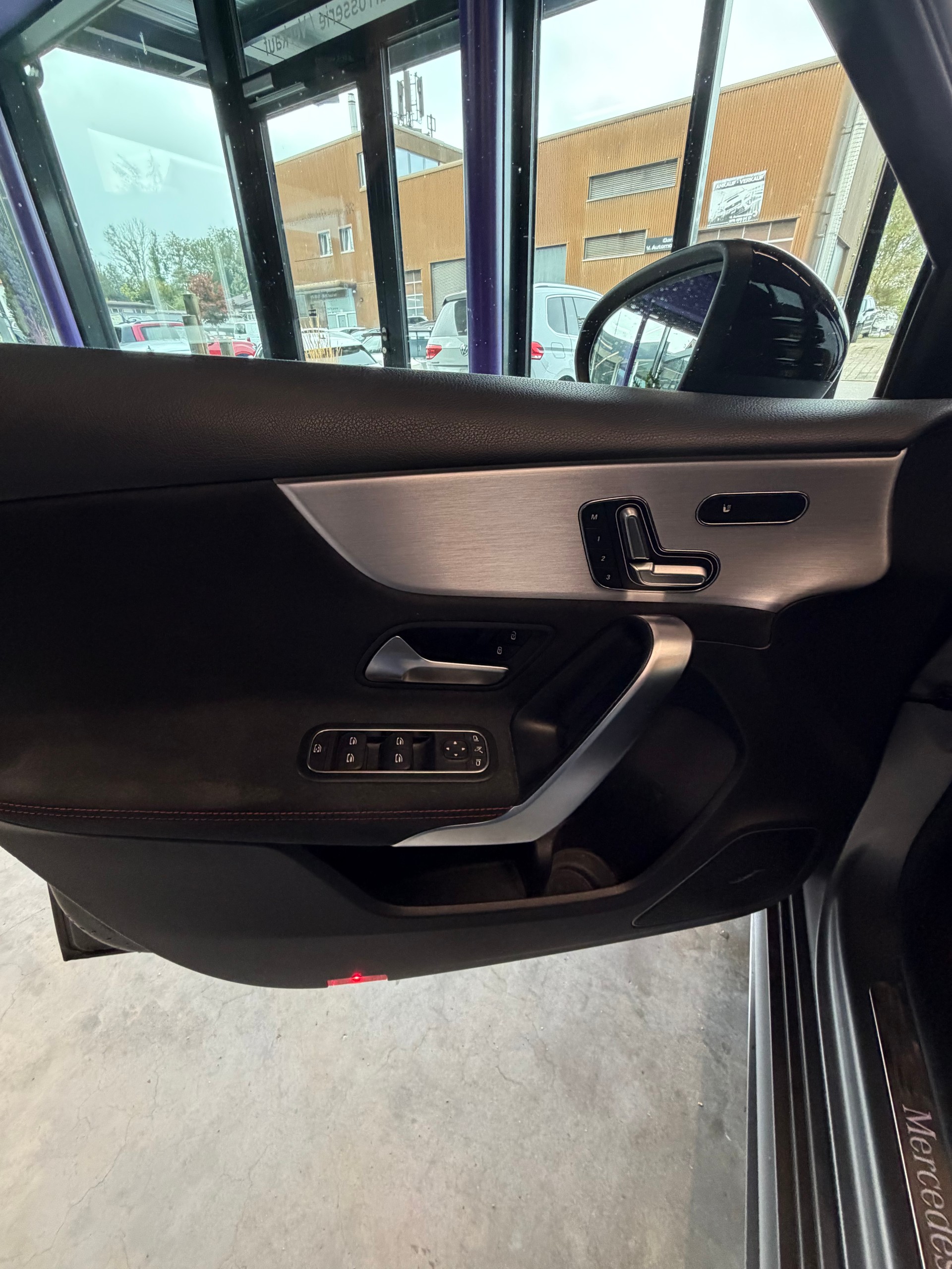 MERCEDES-BENZ A 180 AMG Line 7G-DCT-image-9