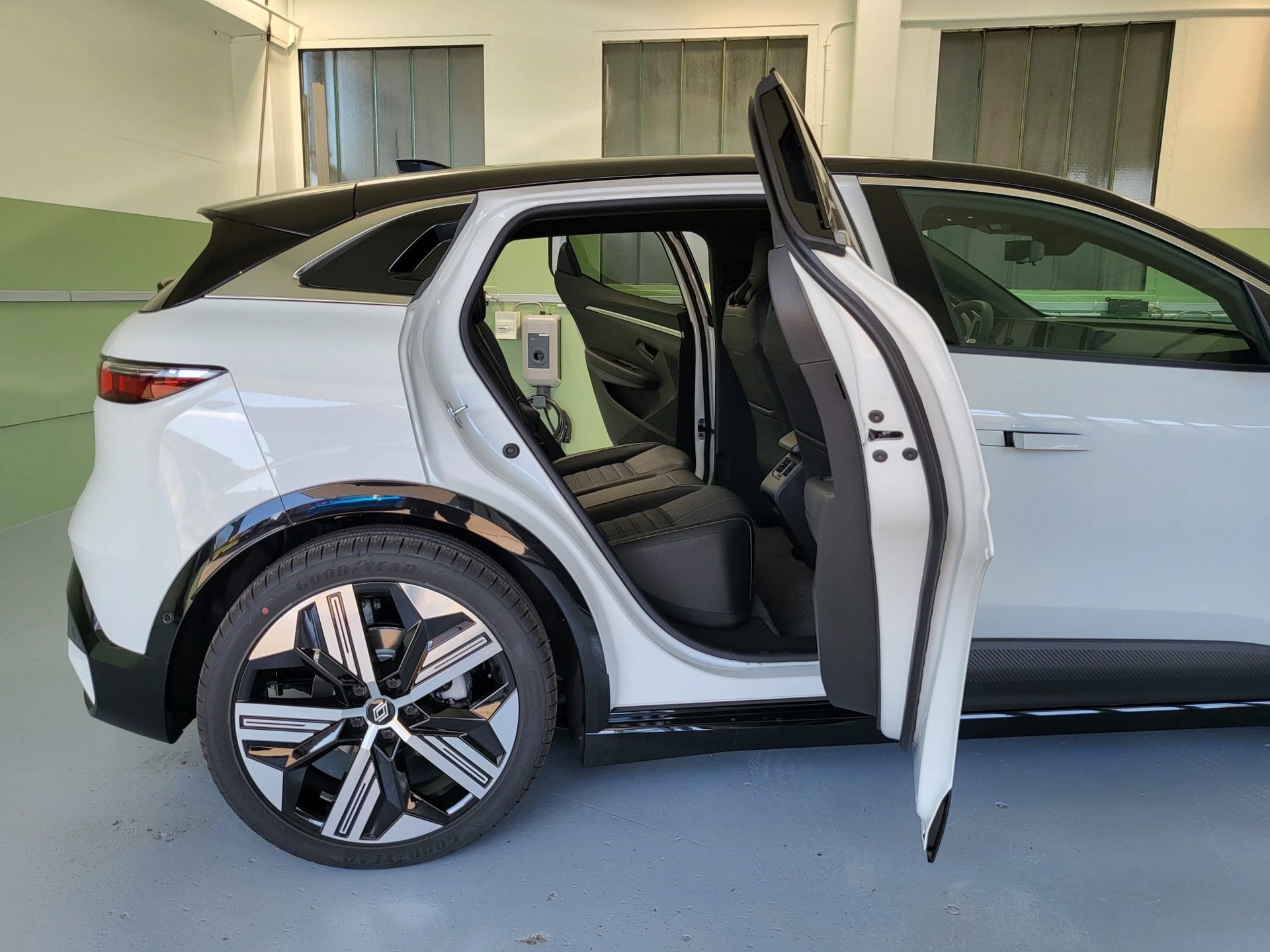RENAULT Mégane E-TECH EV60 Iconic-image-6