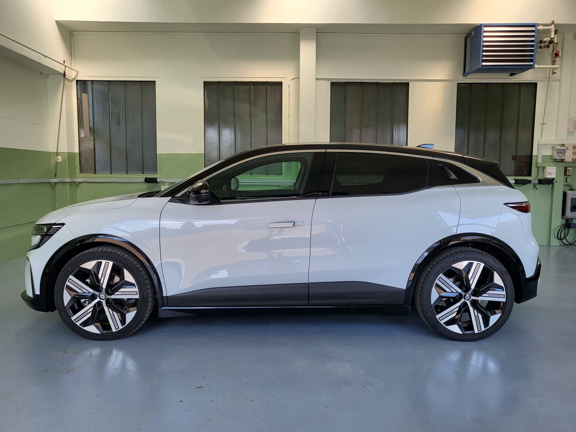 RENAULT Mégane E-TECH EV60 Iconic-image-1