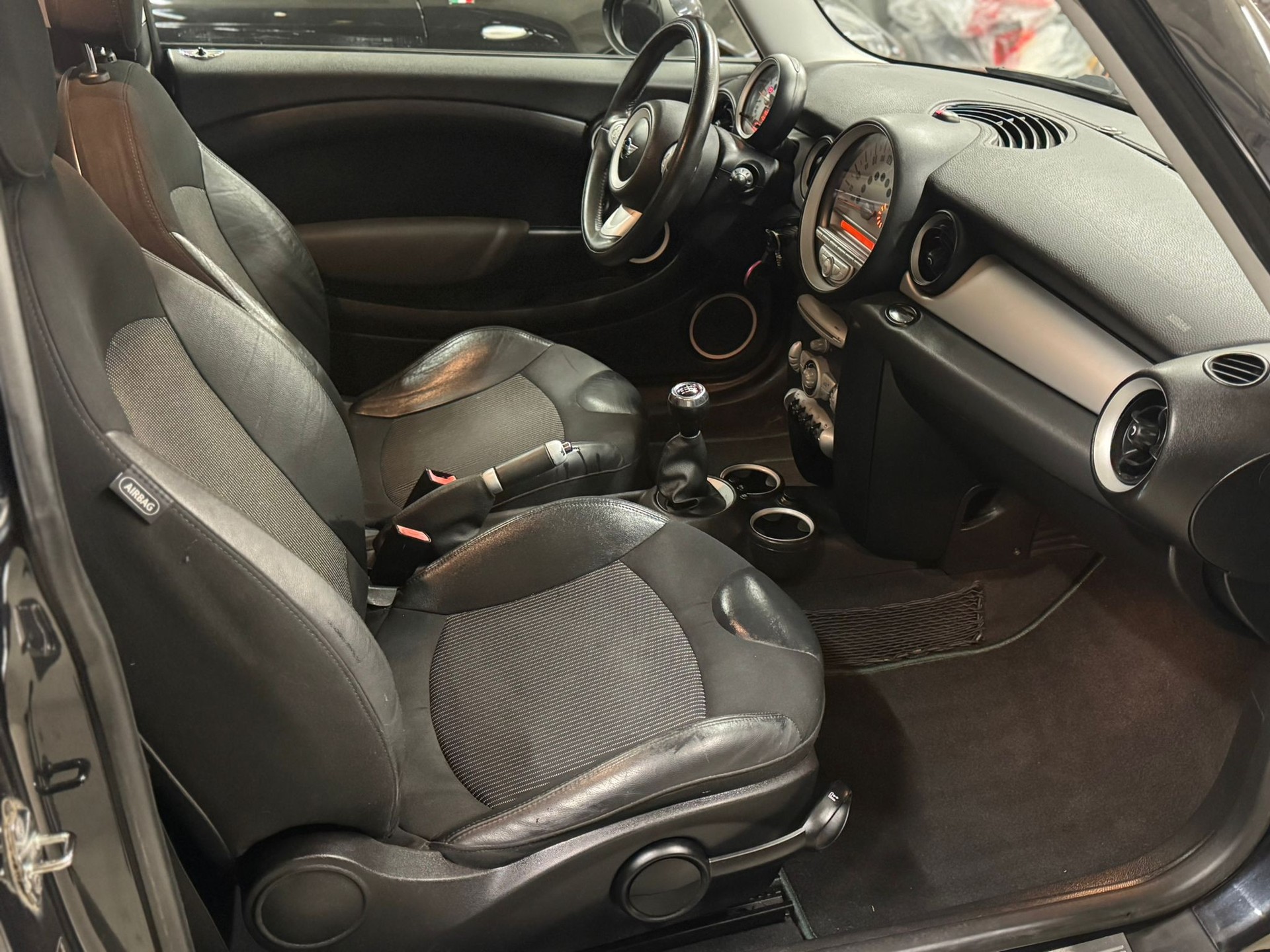 MINI Mini Cooper-image-12