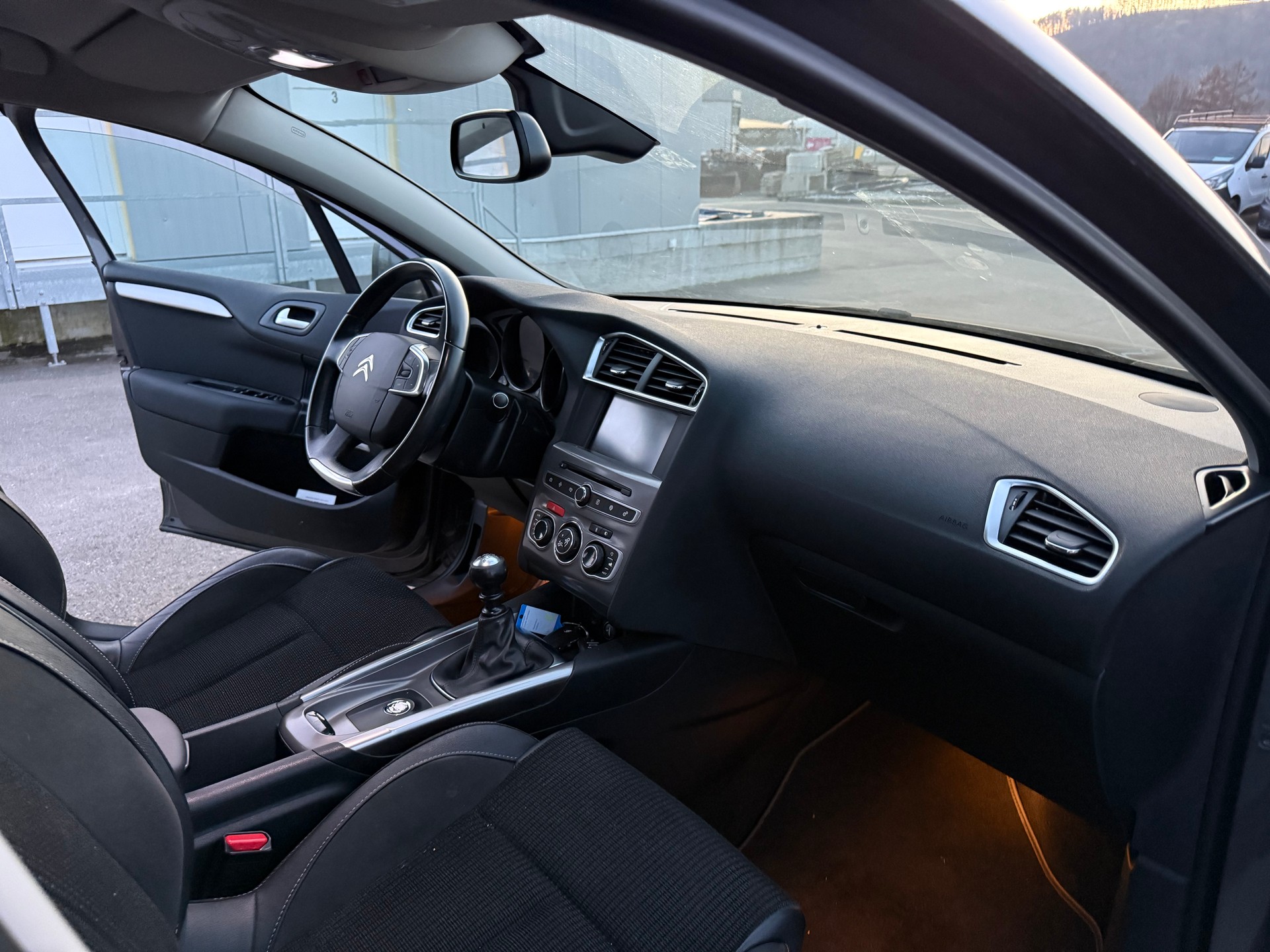 CITROEN C4 2.0 BlueHDi Shine-image-24