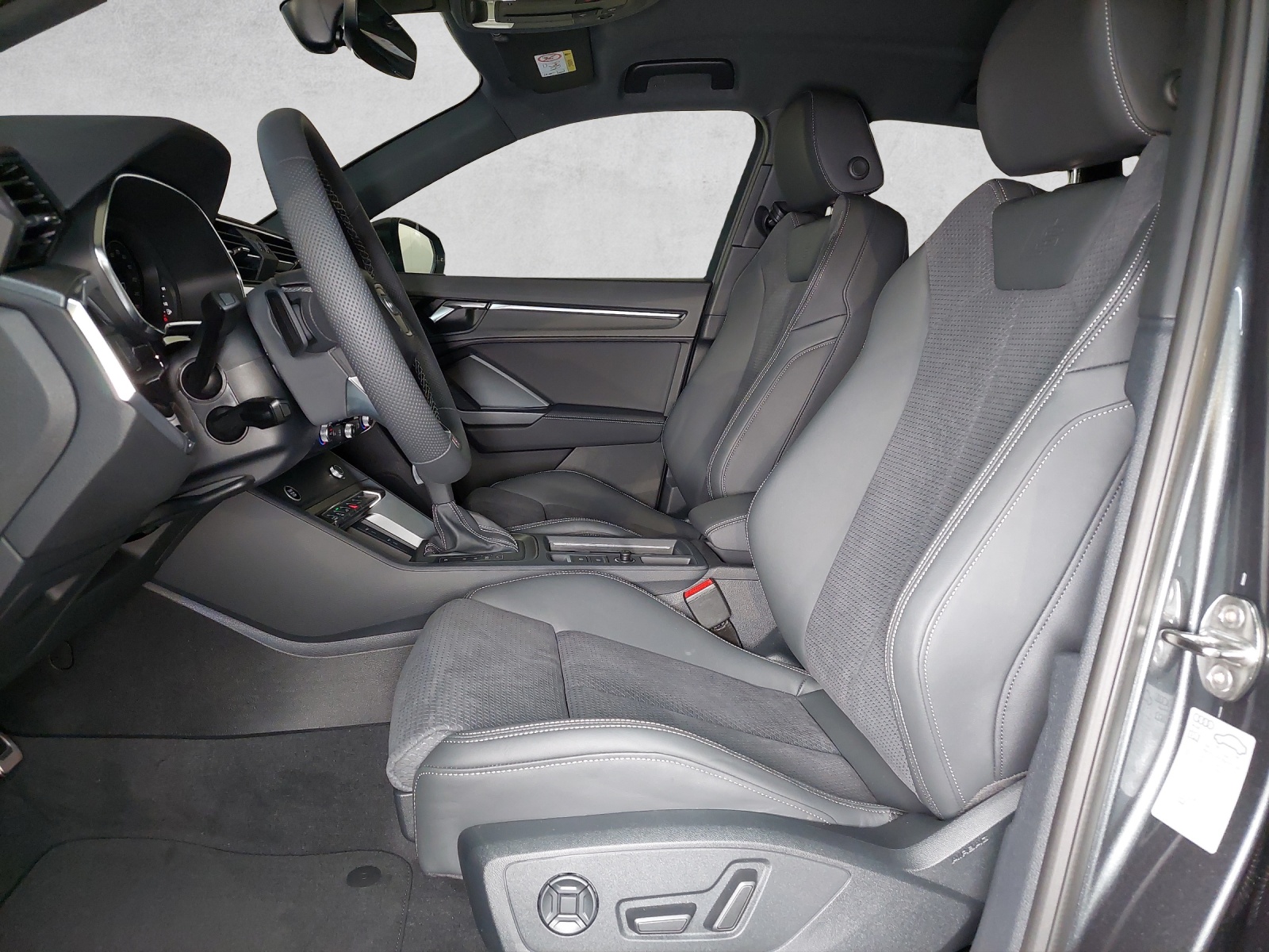 AUDI Q3 45 TFSI e S line S-tronic-image-5