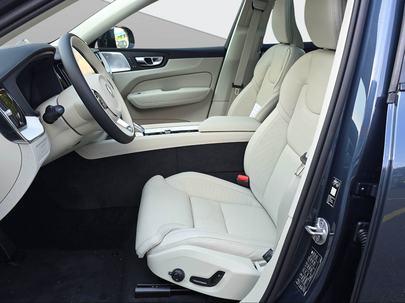 VOLVO XC60 T6 eAWD PluginHybrid Ultra Dark Model 2026-image-7