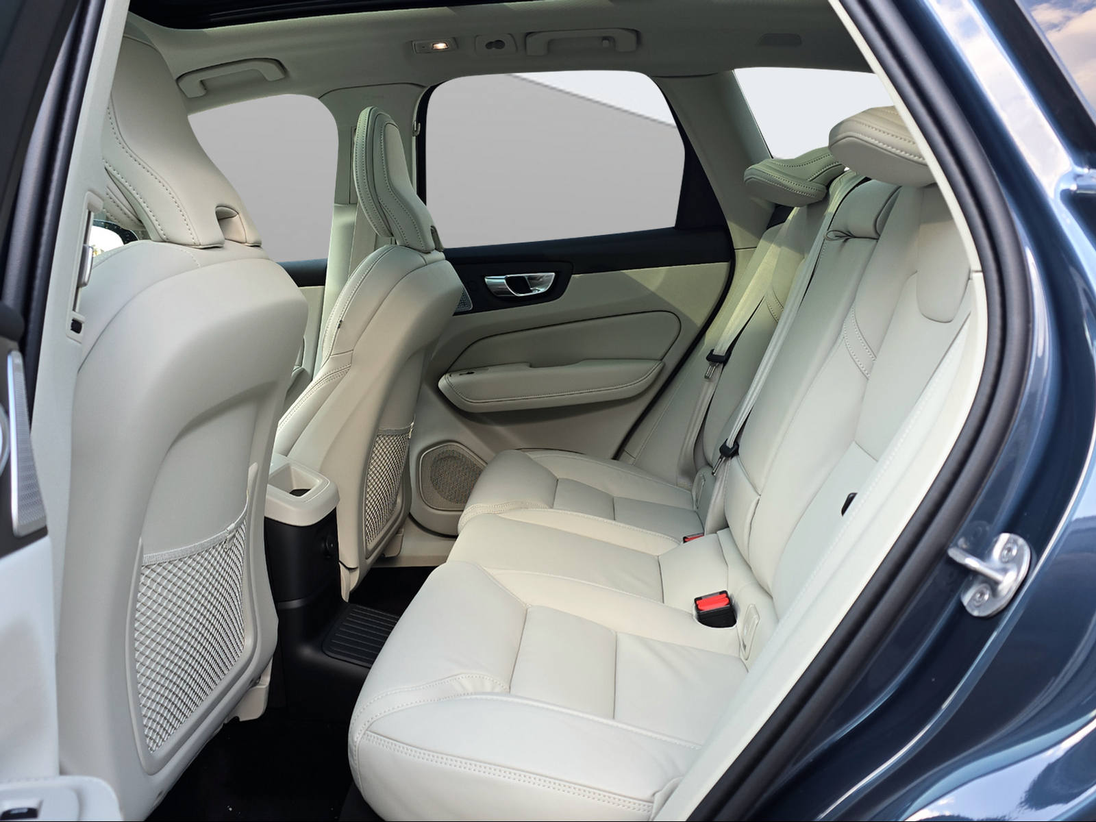 VOLVO XC60 T6 eAWD PluginHybrid Ultra Dark Model 2026-image-8