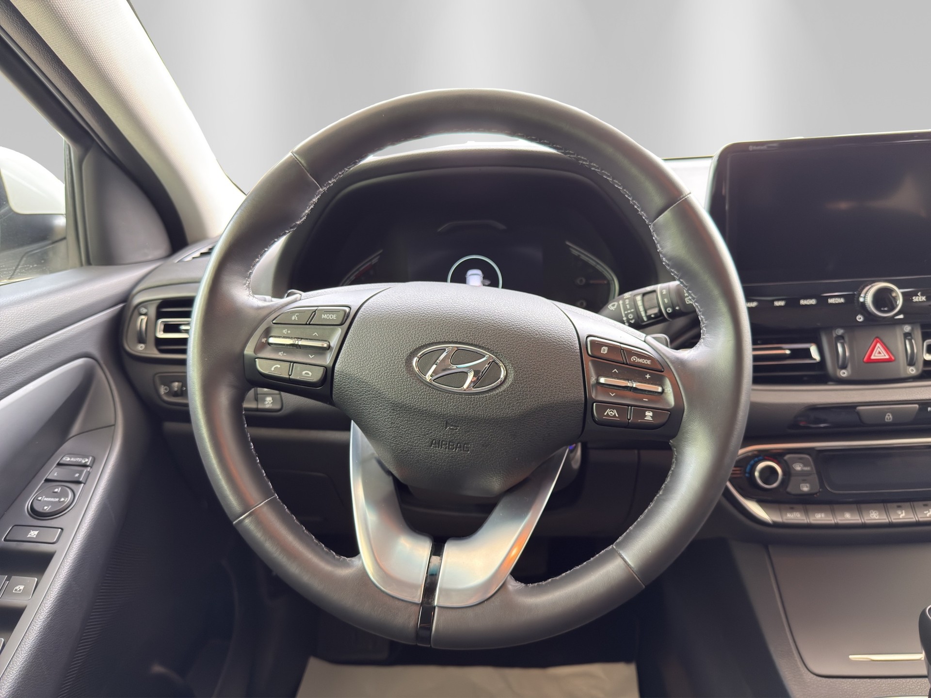 HYUNDAI i30 Wagon 1.5 T-GDi Amplia 48V MH DCT-image-9