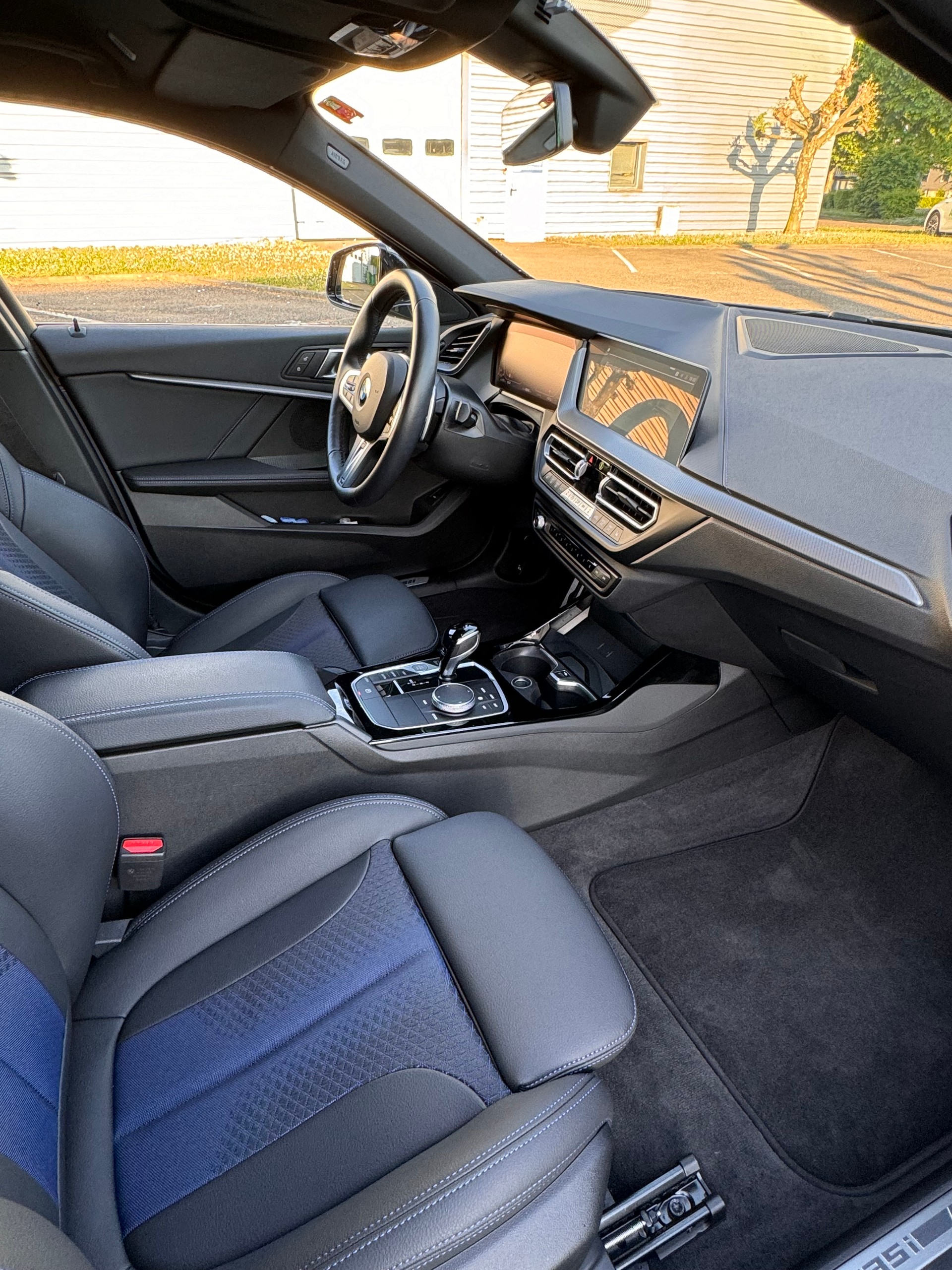 BMW M135i xDrive Steptronic-image-18